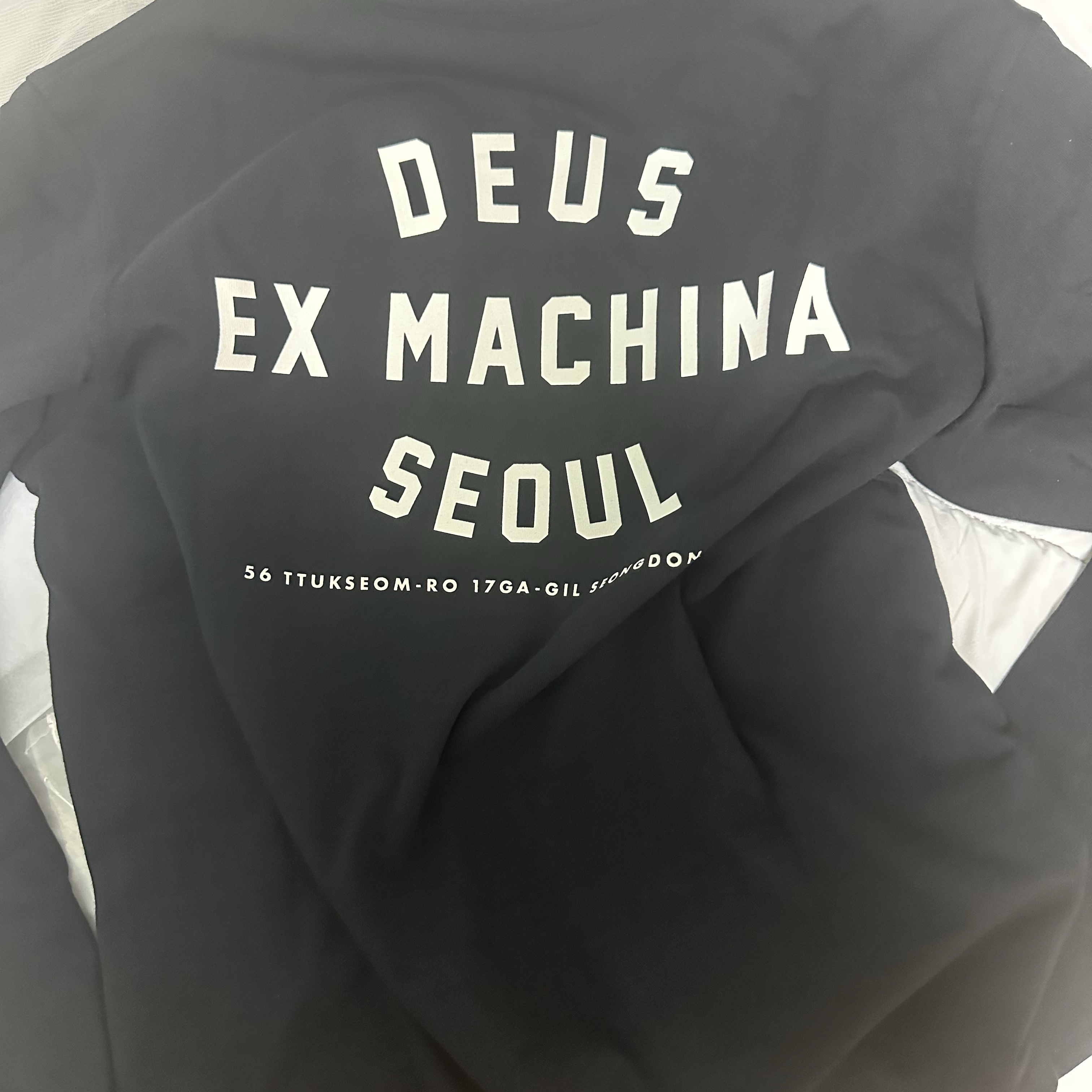Deus Ex Machina Seoul College Address L/S T-Shirt Black 착용 스타일