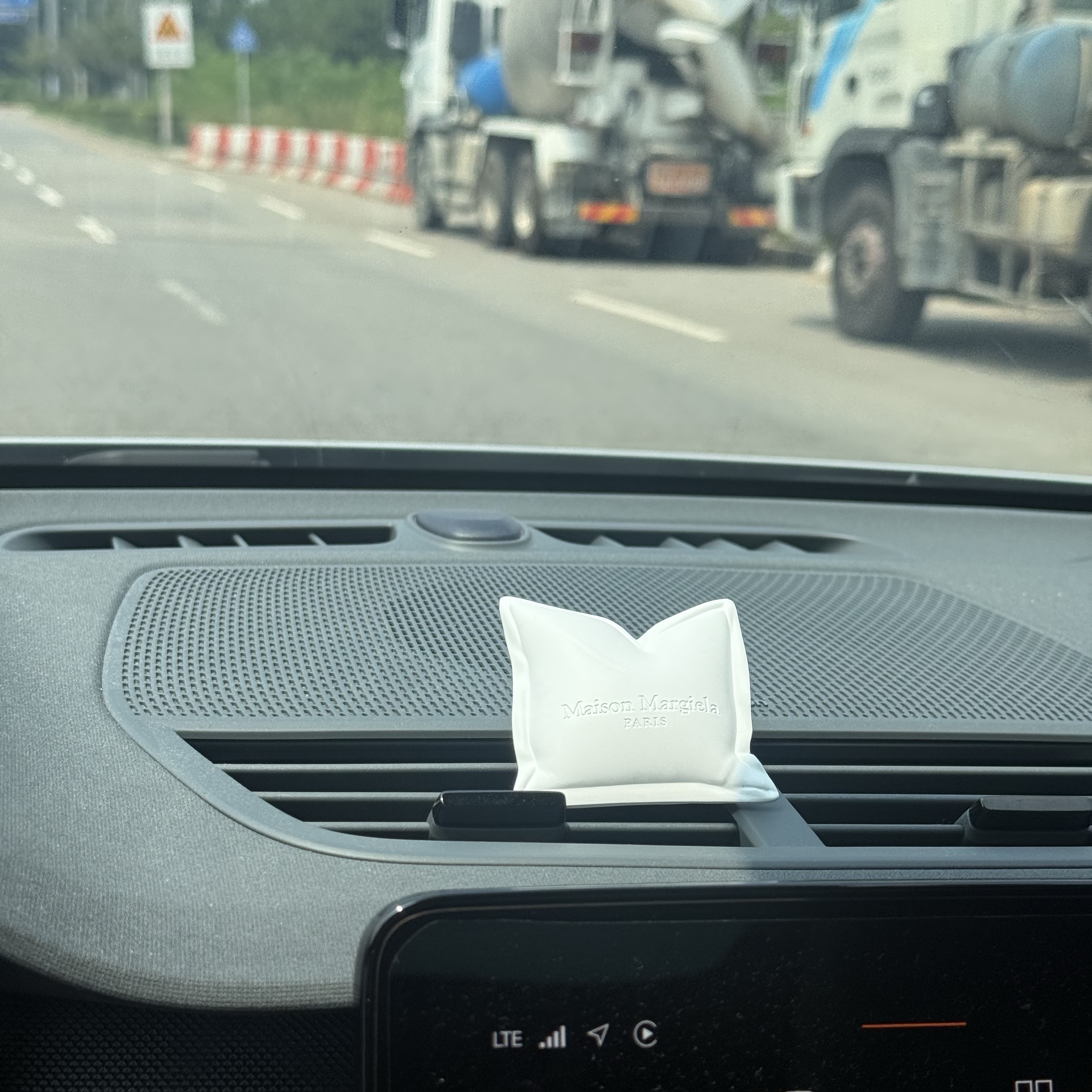 [사은품 이벤트] MAISON MARGIELA REPLICA LAZY SUNDAY MORNING CAR DIFFUSER 착용 스타일 - 4