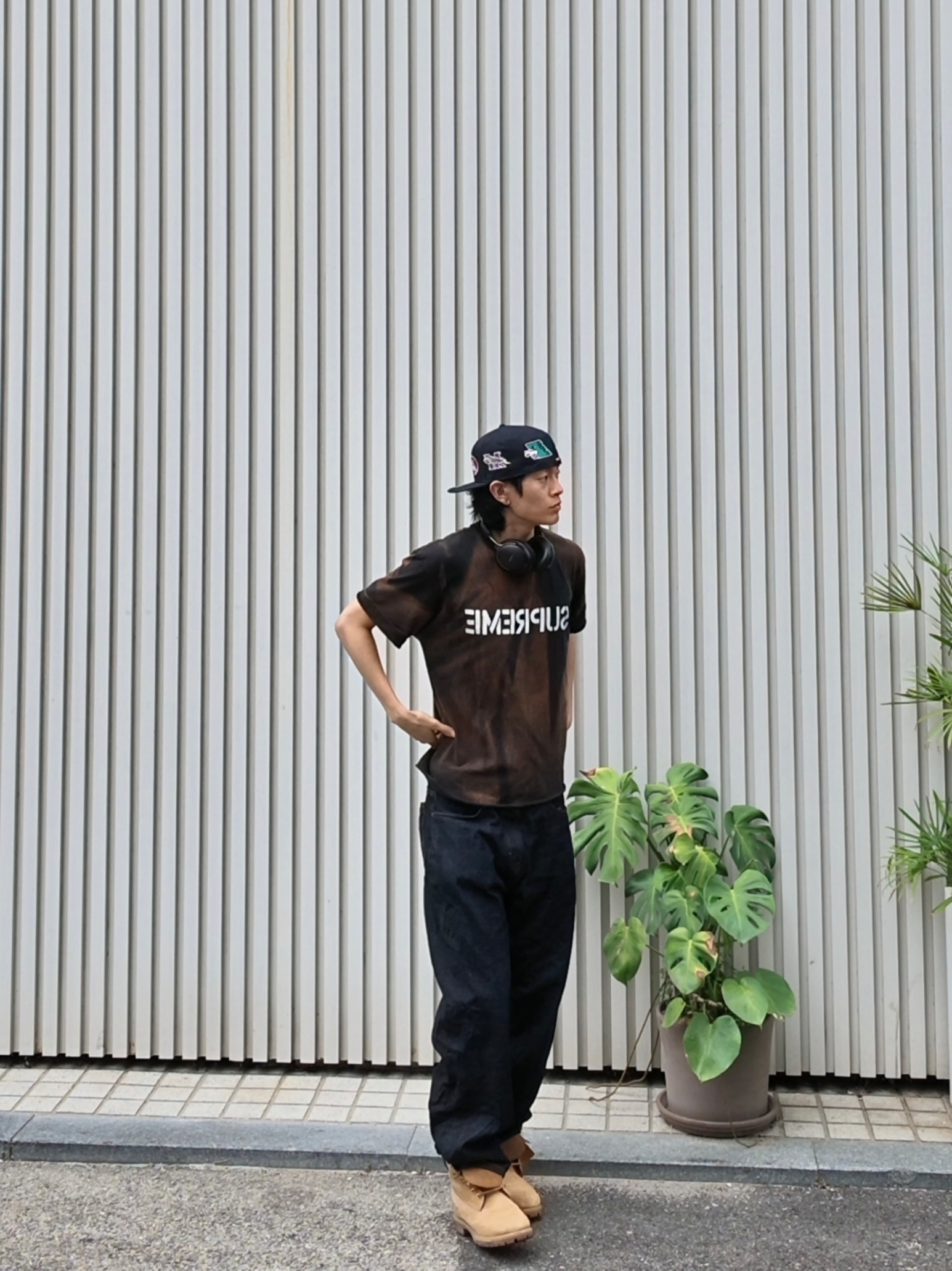 Supreme Hard T-Shirt Black - 26SS, Supreme Mascots S Logo New Era Navy - 26SS 착용 스타일 - 2