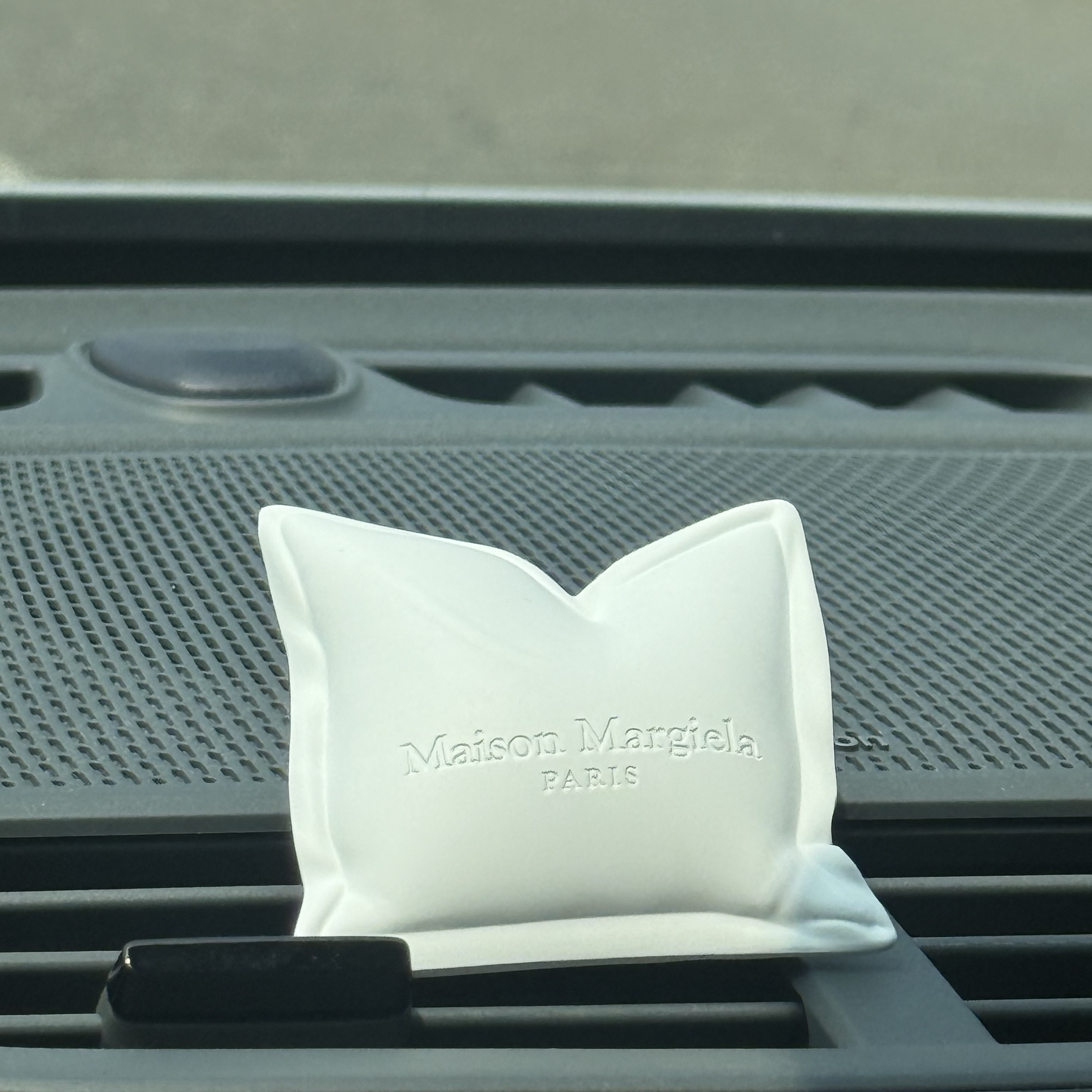 [사은품 이벤트] MAISON MARGIELA REPLICA LAZY SUNDAY MORNING CAR DIFFUSER 착용 스타일 - 2