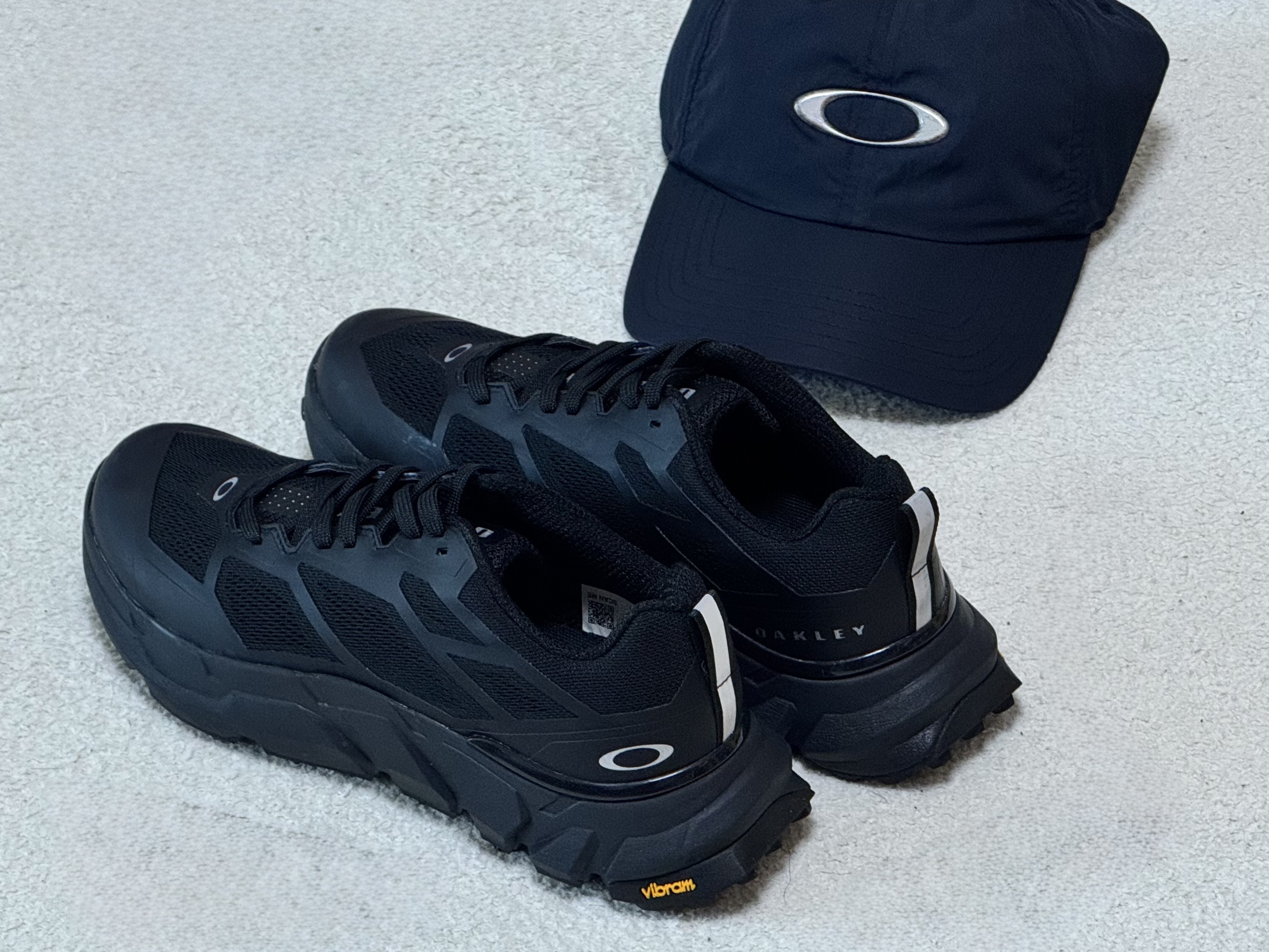 Oakley Light Breathe Triple Black, Oakley Tincan LX Cap Blackout 착용 스타일 - 1