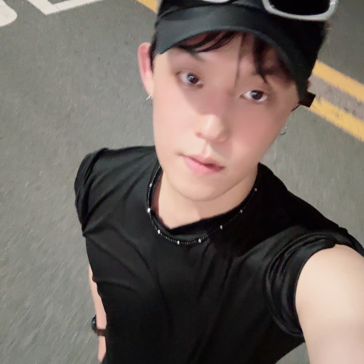 Adidas Adizero Boston 13 M Core Black Silver Metallic, Nike Dri-Fit Club Unstructured Metal Swoosh Cap Black 착용 스타일 - 6