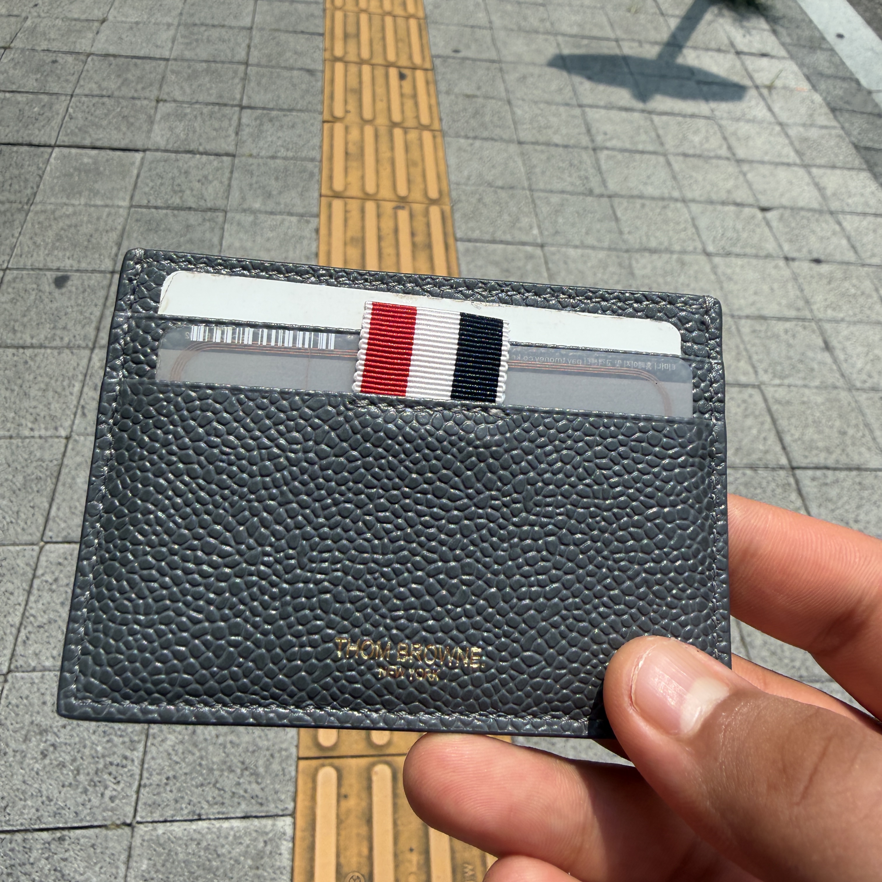 Thom Browne Pebble Grain Leather Lobster Applique Card Holder Dark Grey 착용 스타일 - 1