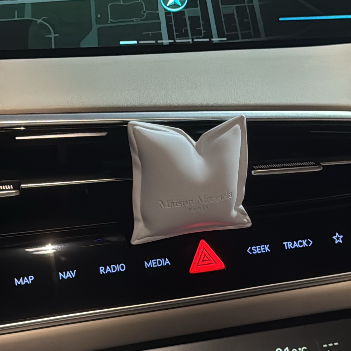[사은품 이벤트] MAISON MARGIELA REPLICA LAZY SUNDAY MORNING CAR DIFFUSER 착용 스타일
