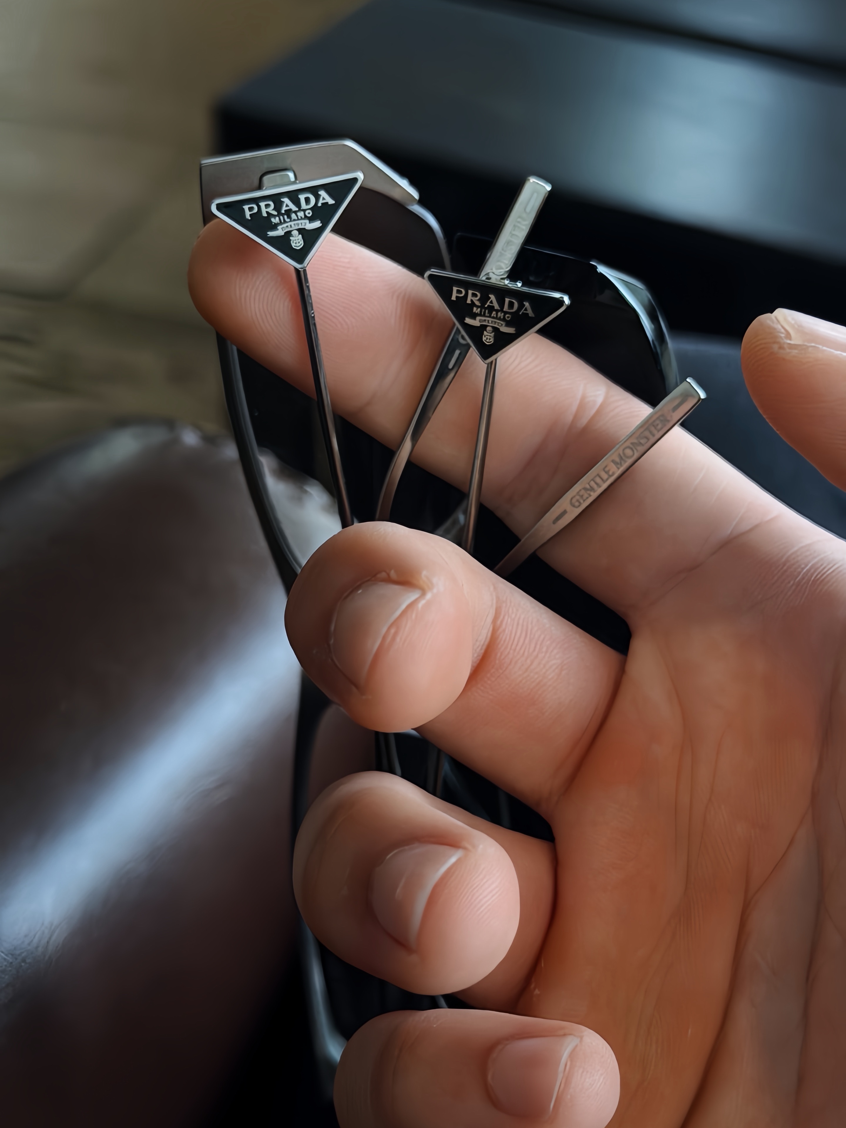 Gentle Monster x Prada 1 01 Black Black 착용 스타일 - 2