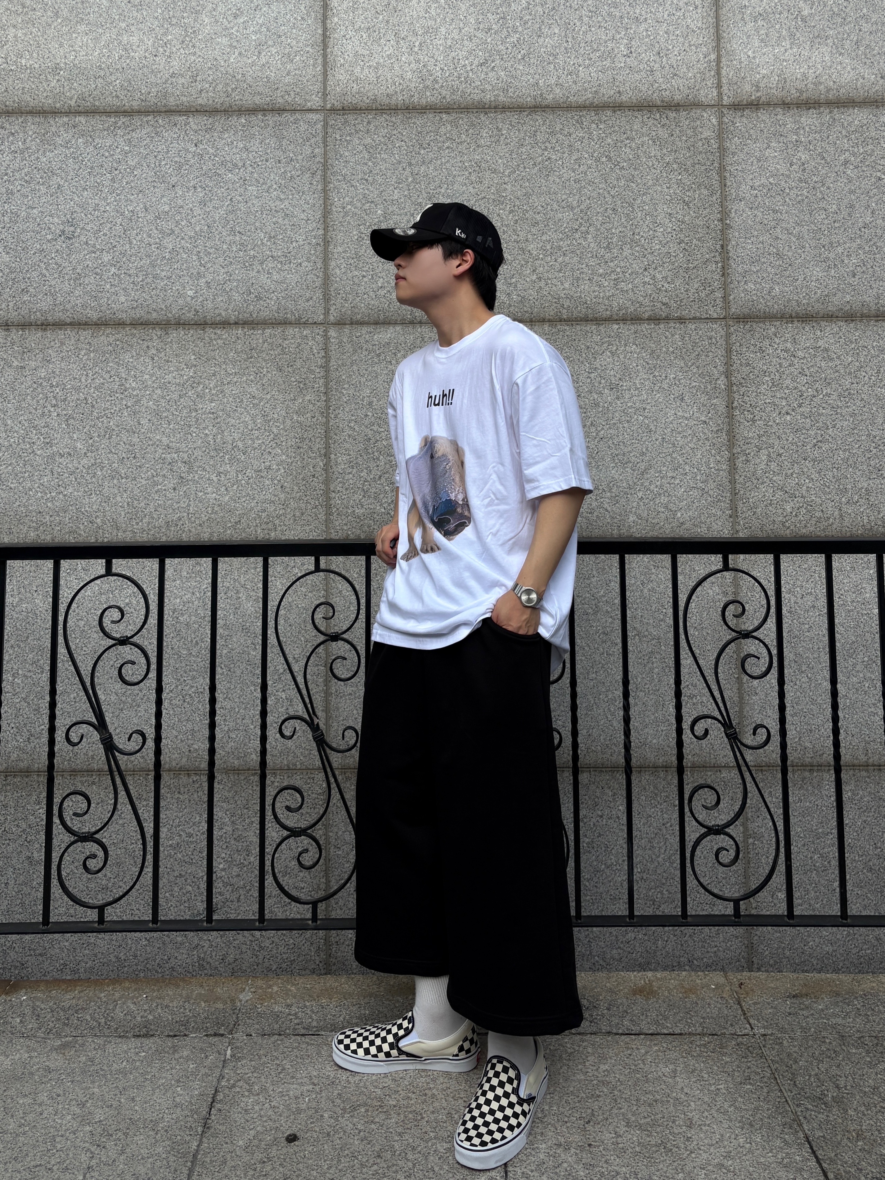 Suade Huh Tee White, Vans Slip-On Checkerboard 착용 스타일 - 1
