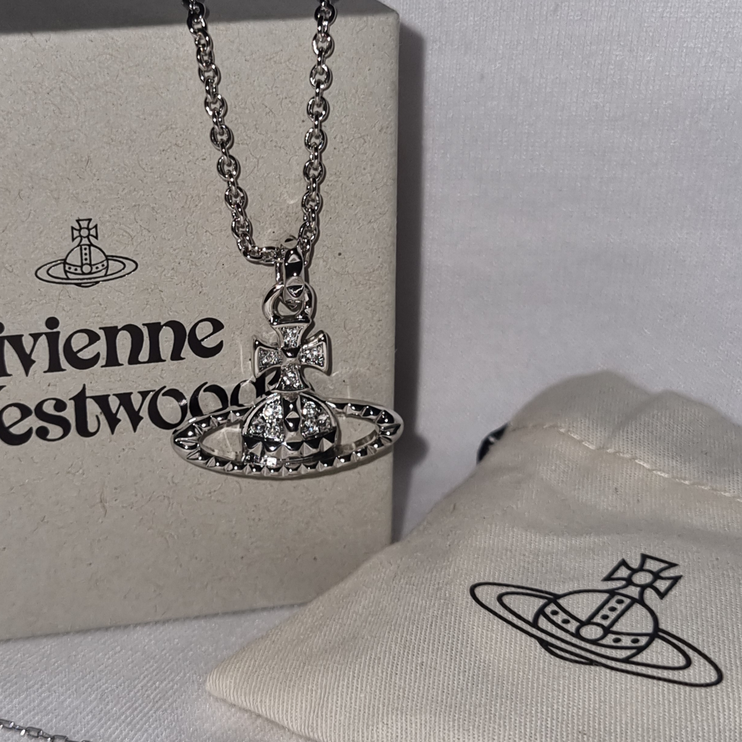 Vivienne Westwood Mayfair Bas Relief Pendant Silver 착용 스타일 - 1