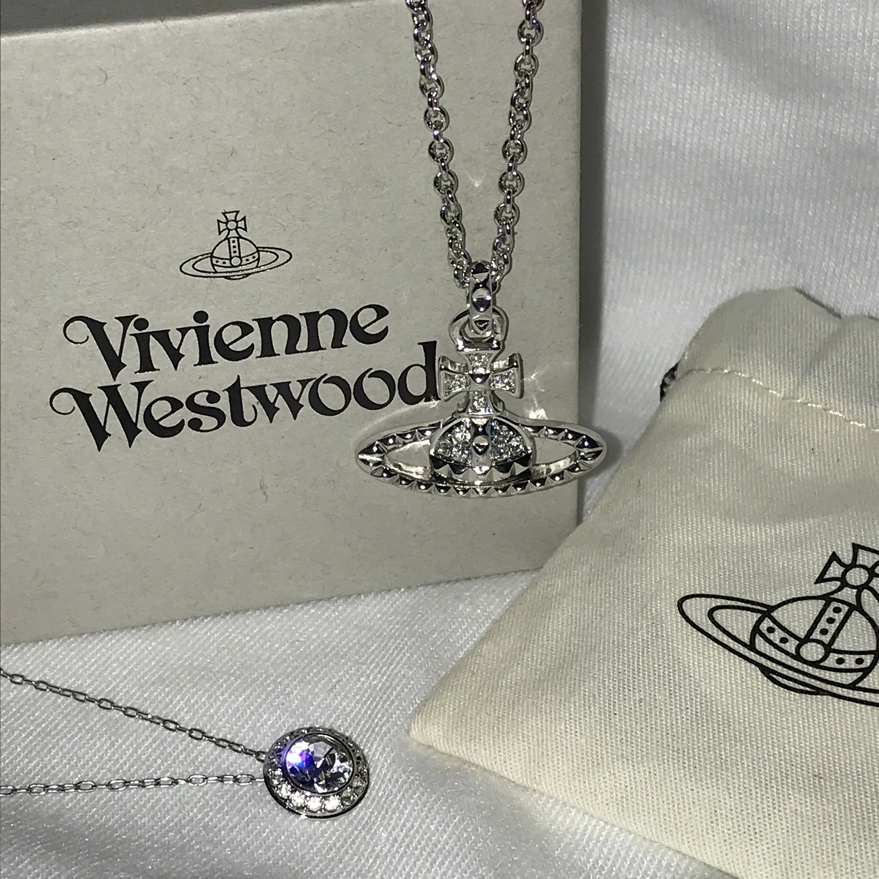 Vivienne Westwood Mayfair Bas Relief Pendant Silver 착용 스타일 - 3