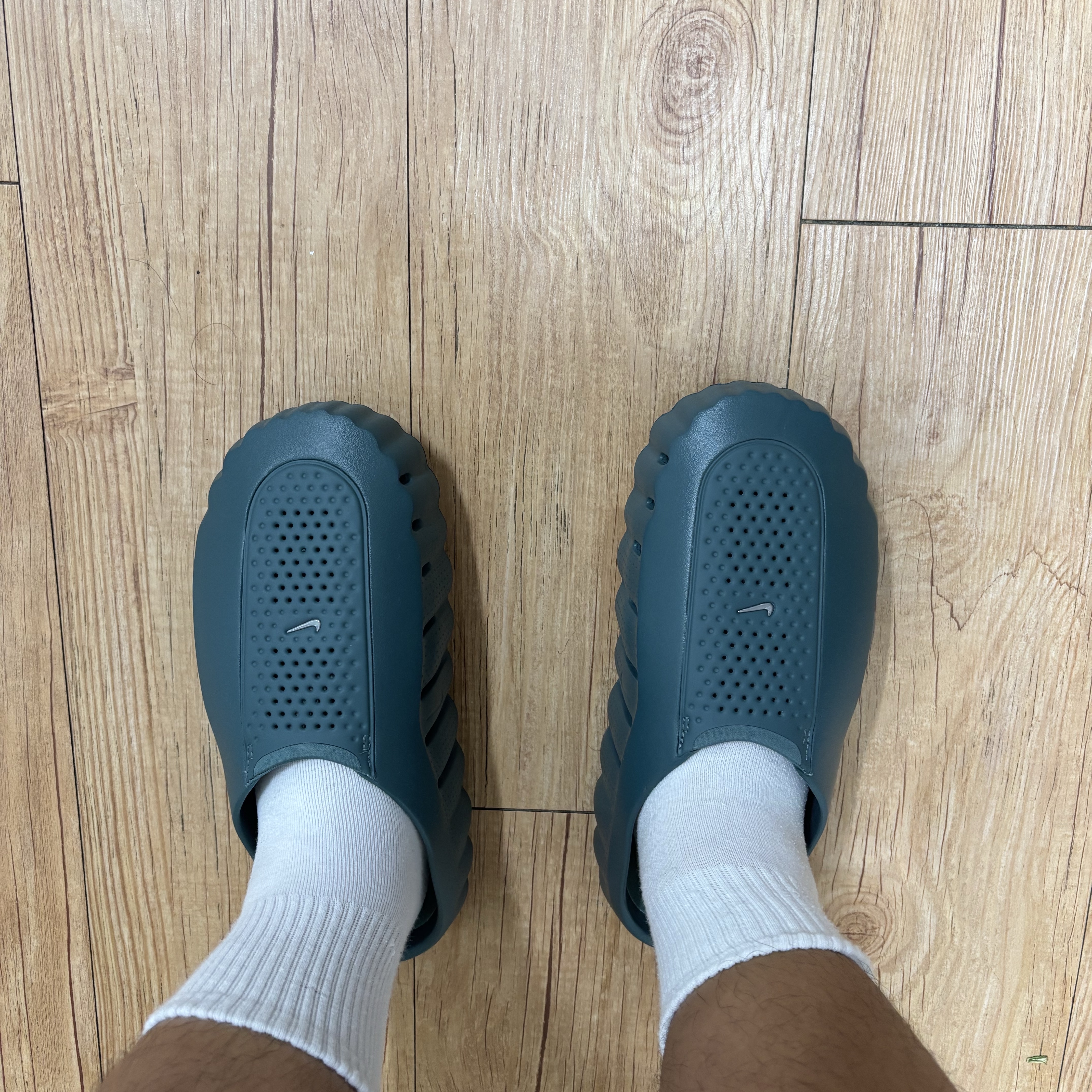 Nike Mind 001 Mineral Slate Metallic Platinum 착용 스타일 - 1