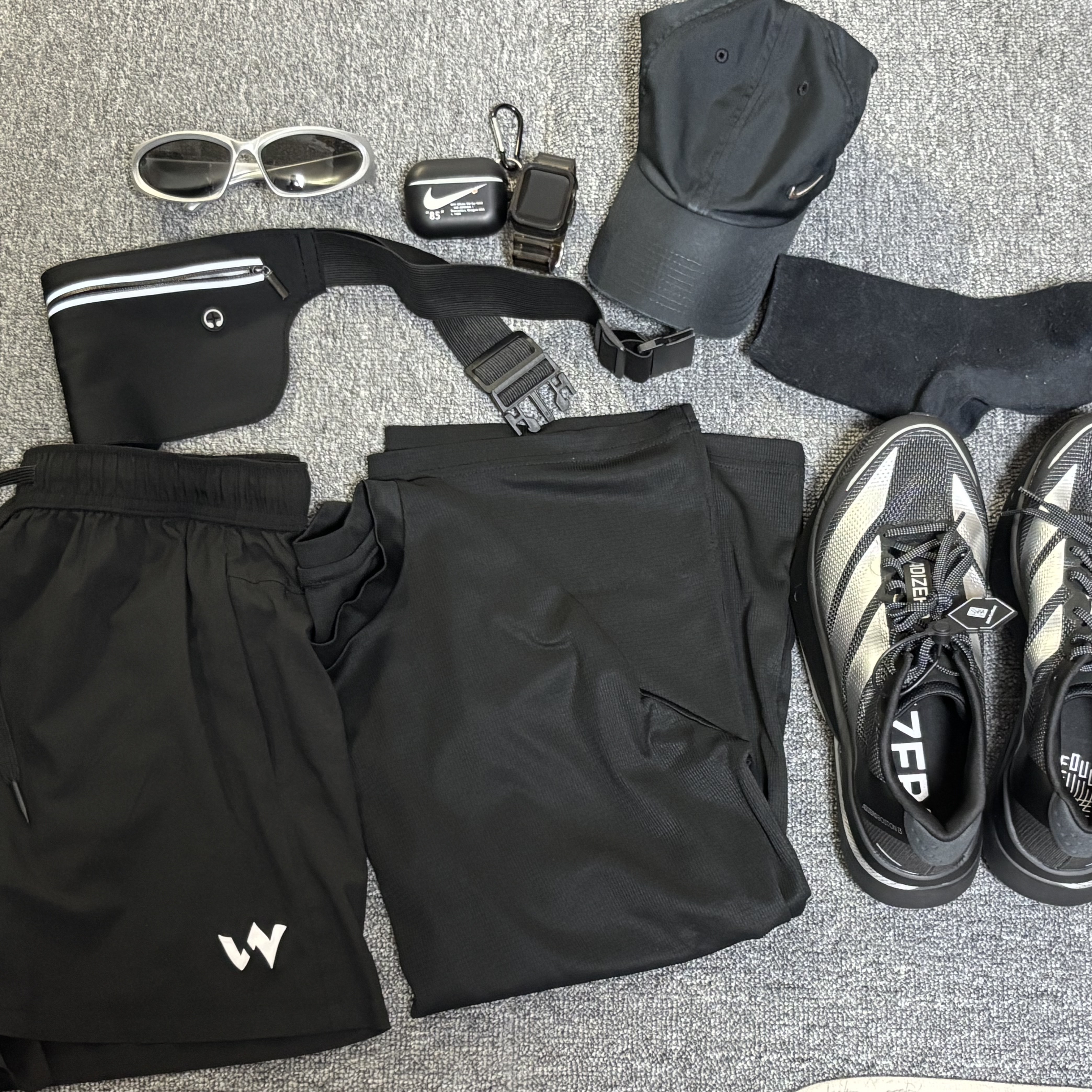 Adidas Adizero Boston 13 M Core Black Silver Metallic, Nike Dri-Fit Club Unstructured Metal Swoosh Cap Black 착용 스타일 - 3