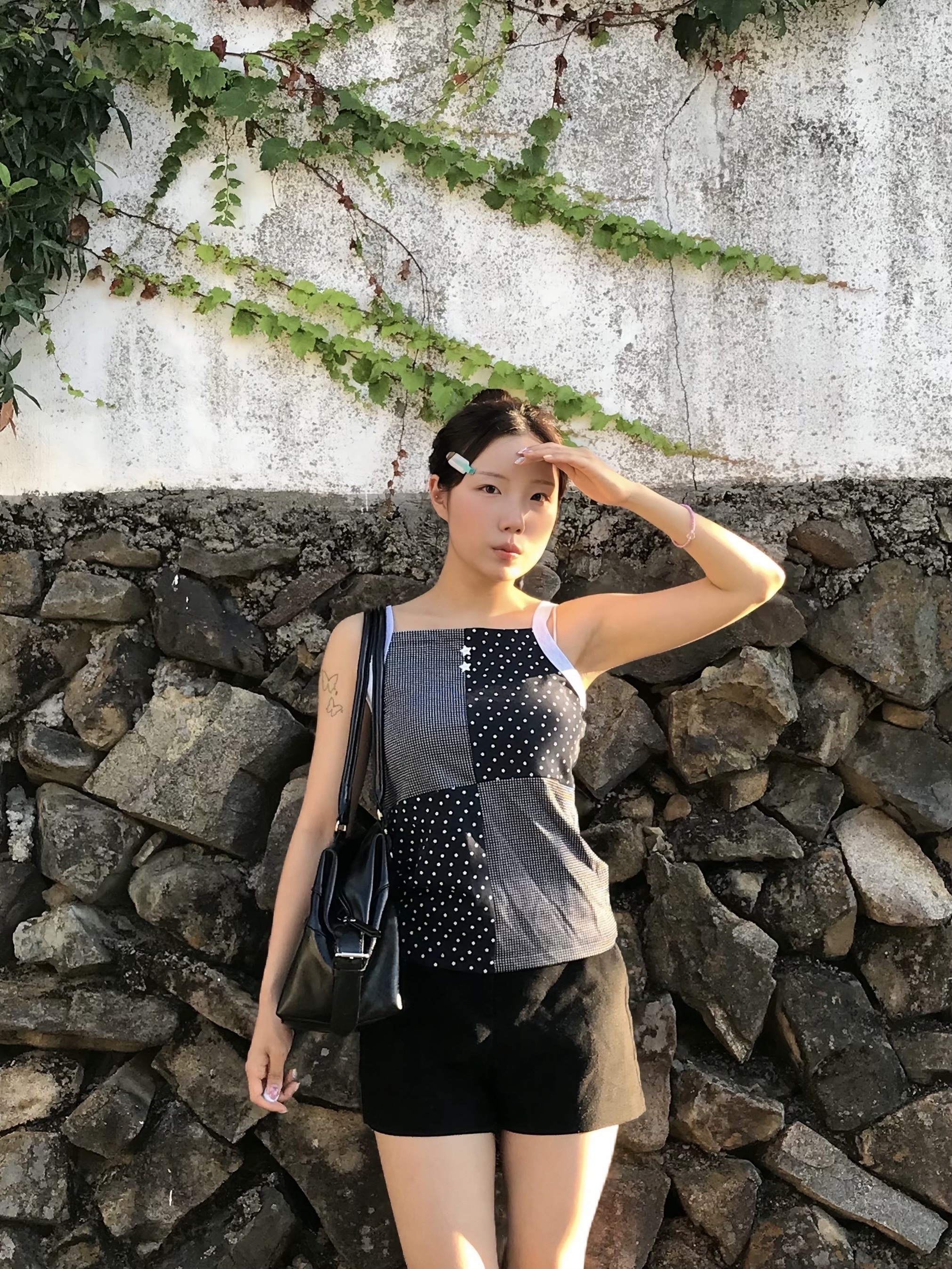 CAVISH Mix Patch Sleeveless Navy 착용 스타일