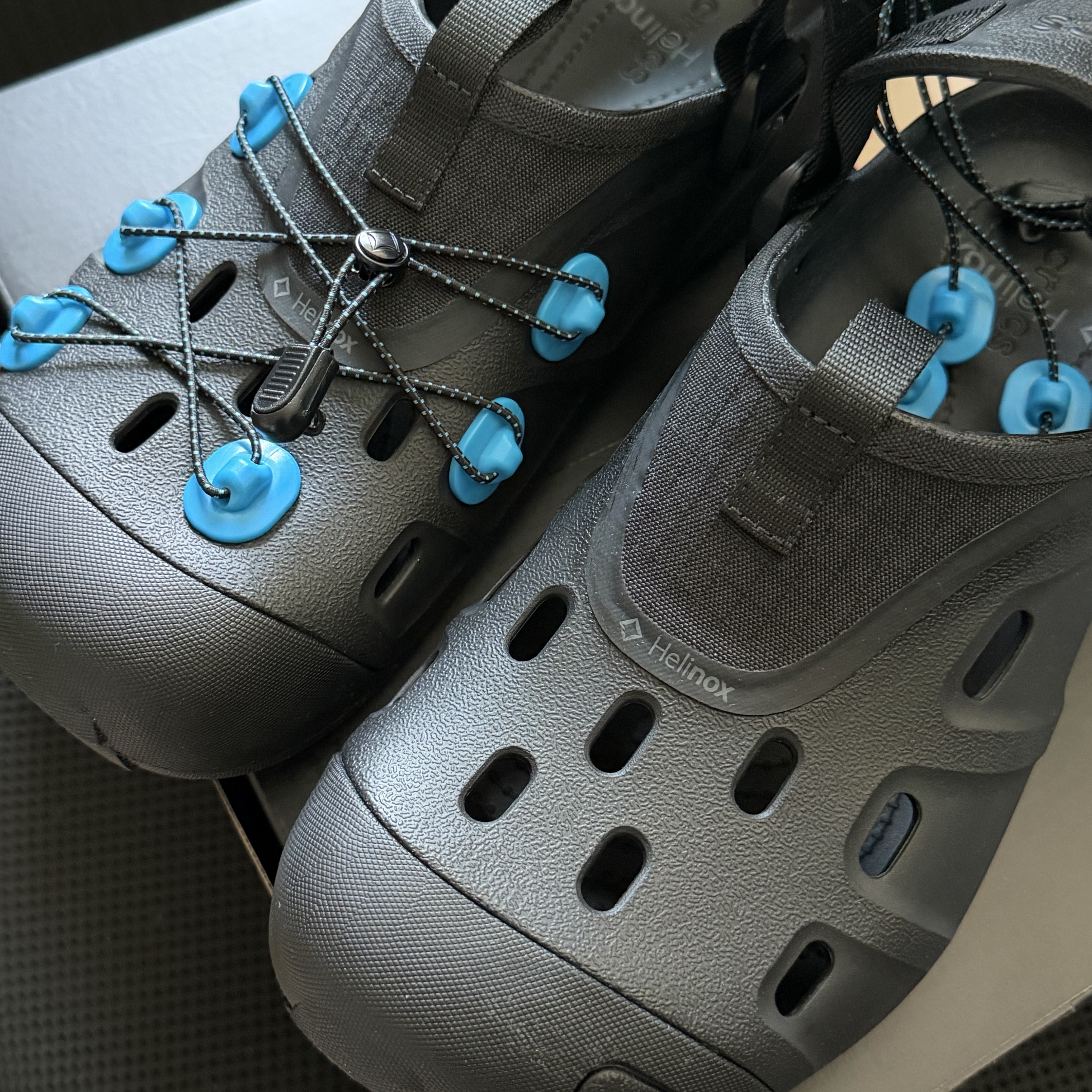 Crocs x Helinox Quick Trail Clog Black 착용 스타일