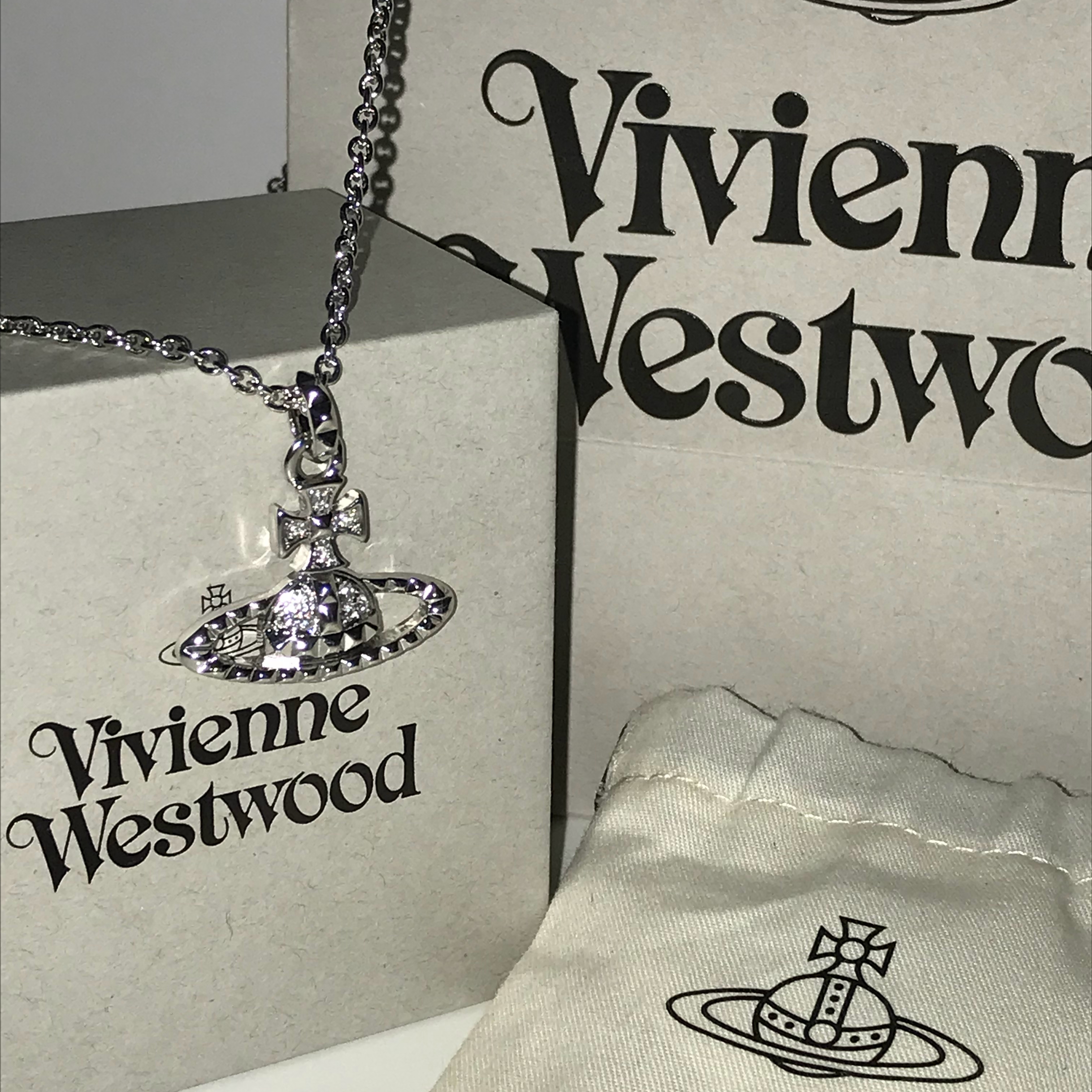 Vivienne Westwood Mayfair Bas Relief Pendant Silver 착용 스타일 - 4