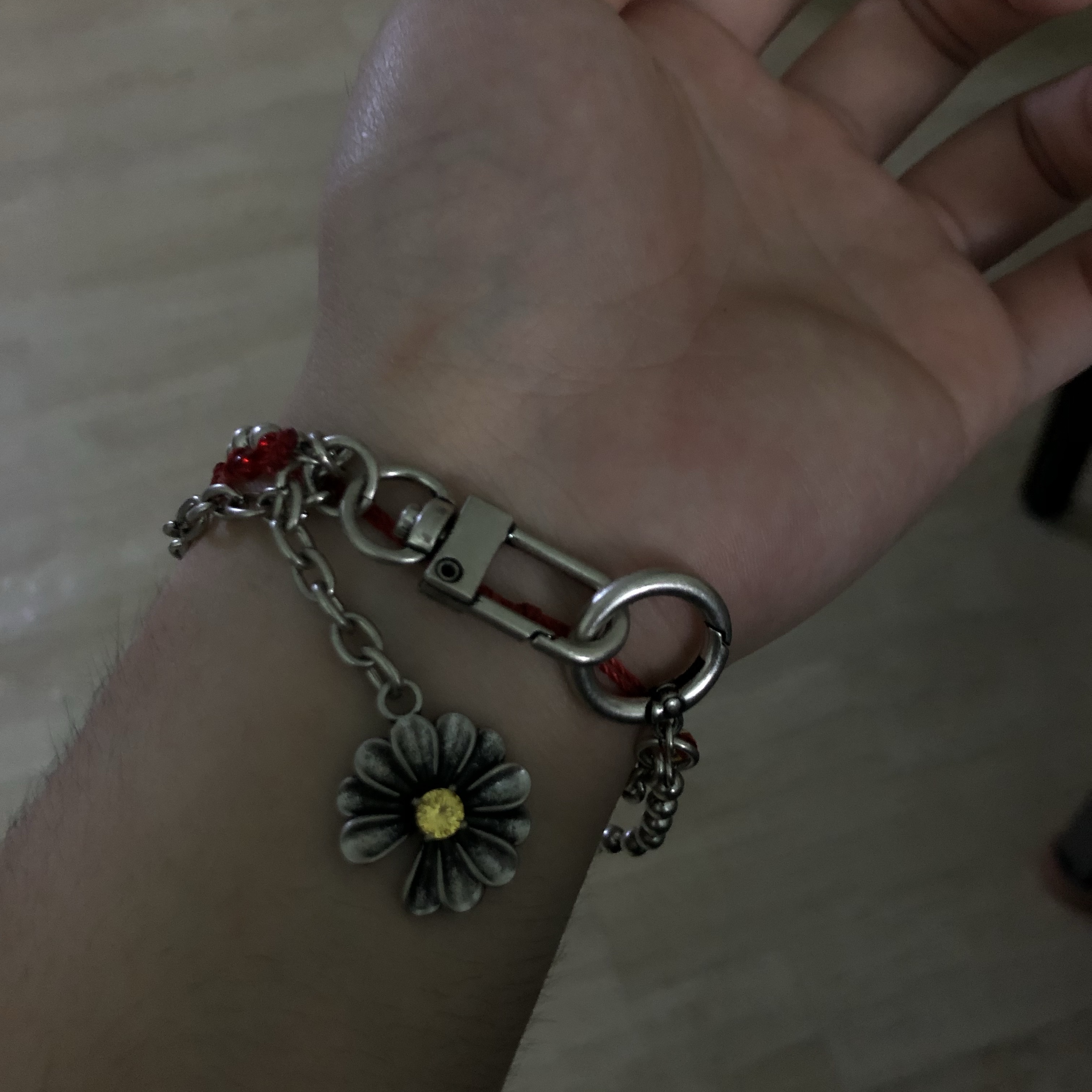 Casetify x Peaceminusone x Toy Story The First Fan Fashion Key Metal Chain Wrist Strap 착용 스타일 - 1