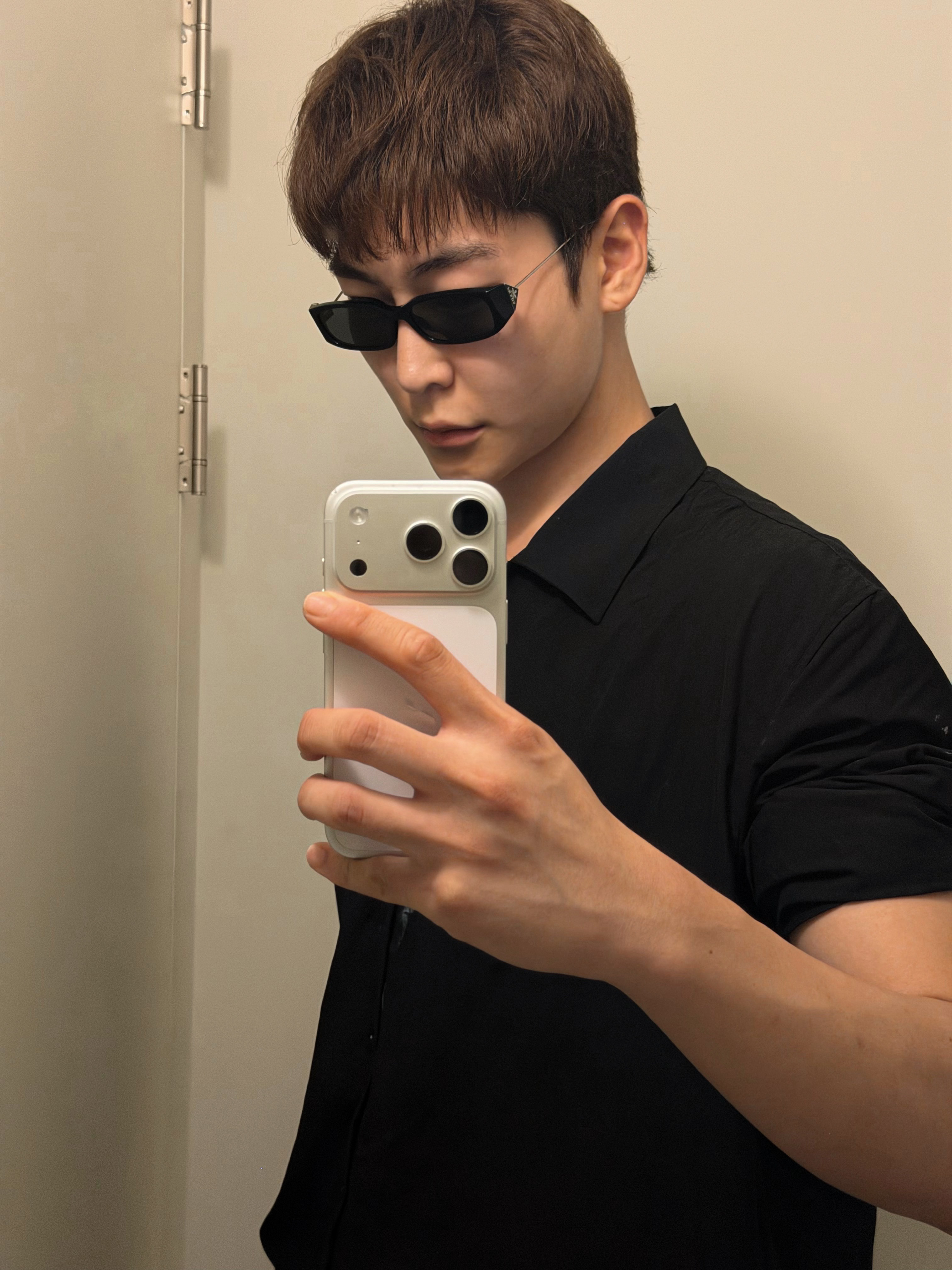 Gentle Monster x Prada 1 01 Black Black 착용 스타일 - 5
