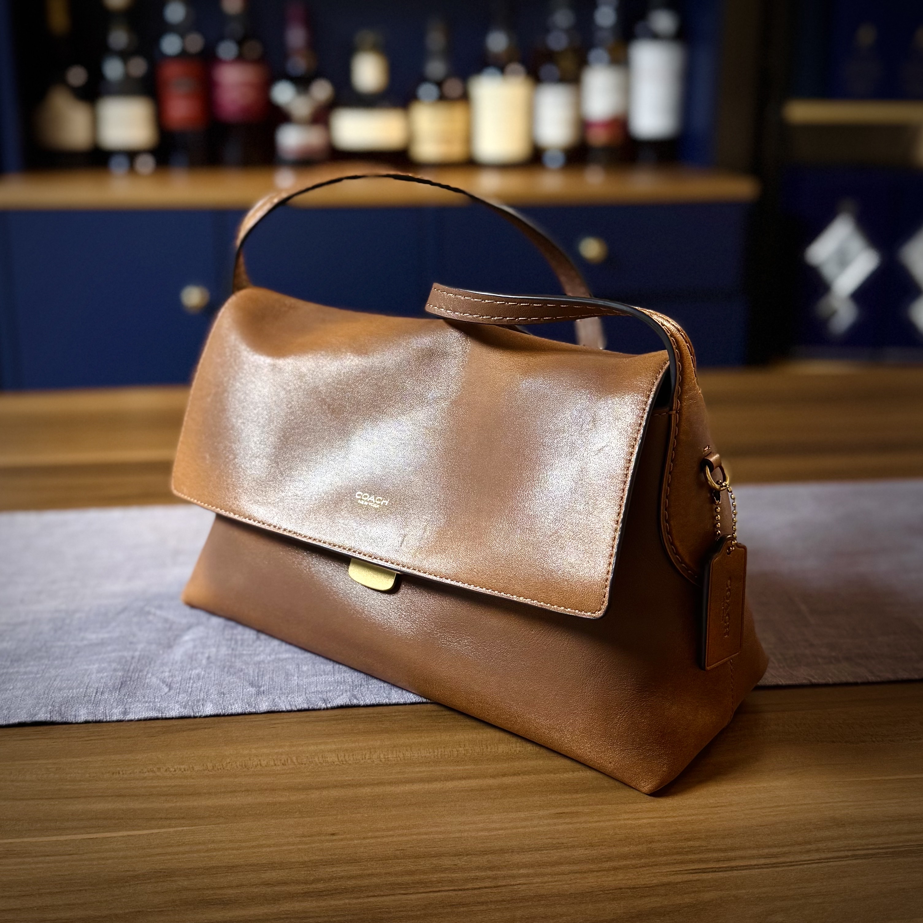 Coach Shoulder Bag 30 Maple, Coach Chelsea Shoulder Bag 30 Brass Clay 착용 스타일 - 3