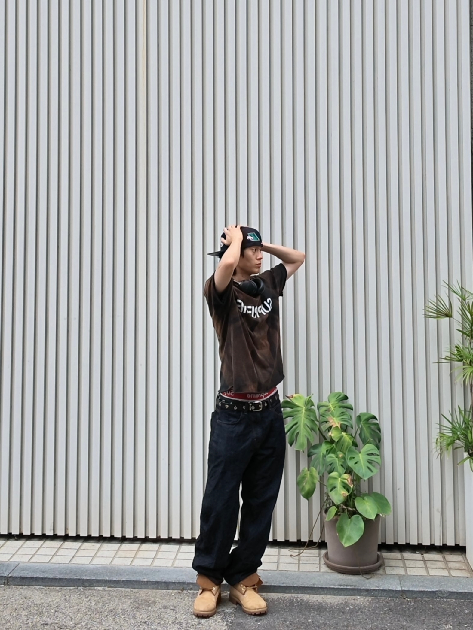 Supreme Hard T-Shirt Black - 26SS, Supreme Mascots S Logo New Era Navy - 26SS 착용 스타일 - 1