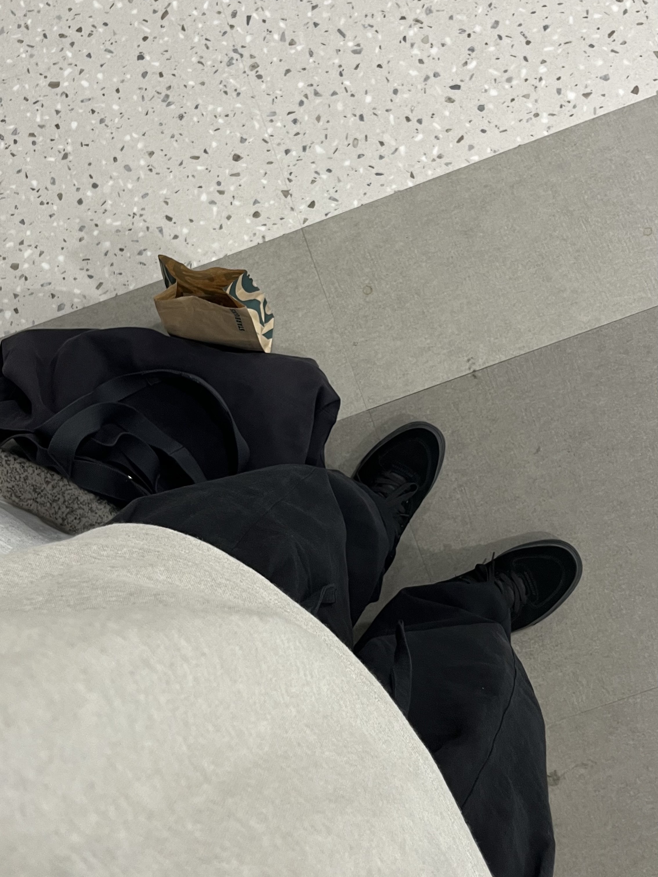 Uniqlo U Crewneck T-Shirt Gray, Vans Half Cab Black 착용 스타일