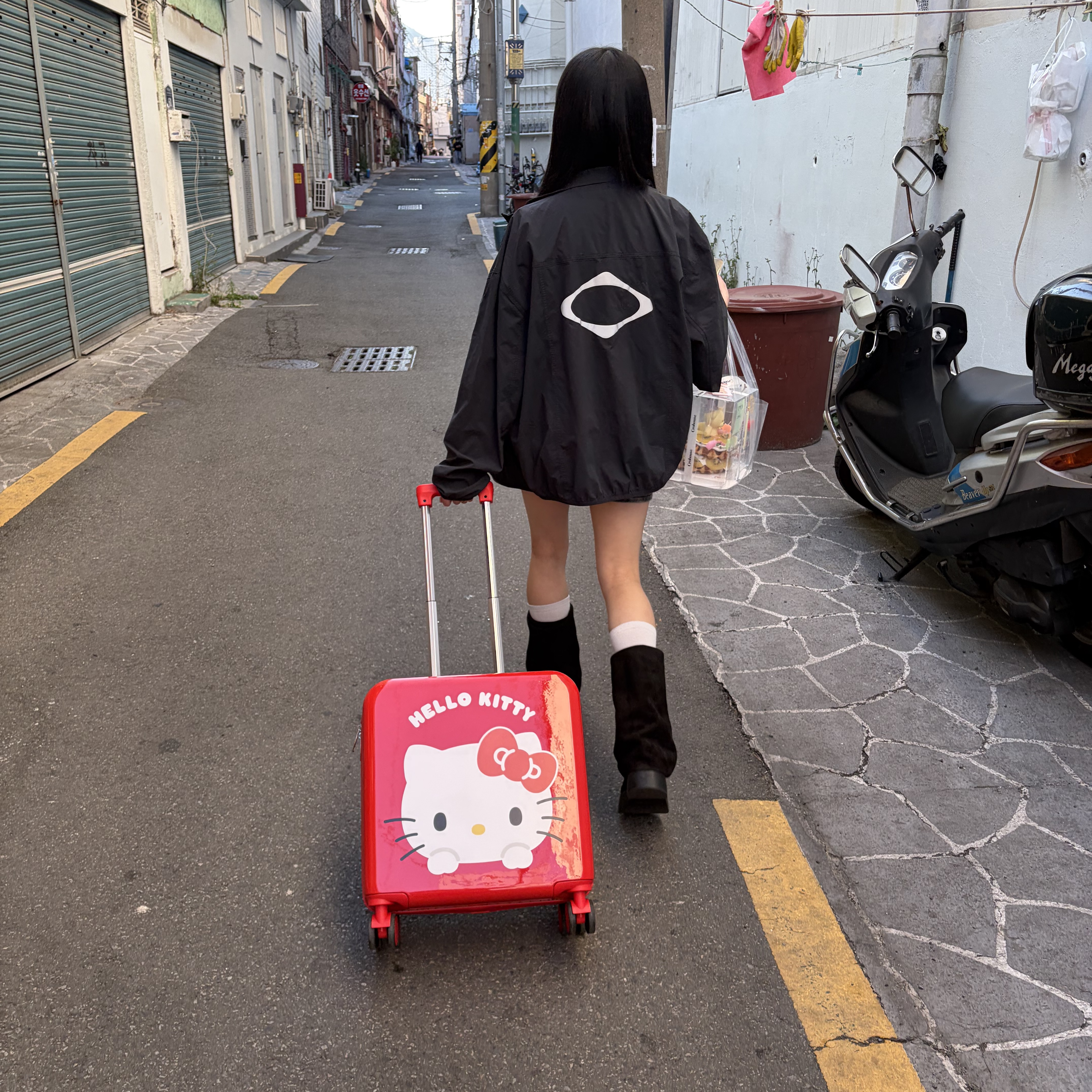 Sanrio x 7-Eleven Hello Kitty Square Luggage 착용 스타일