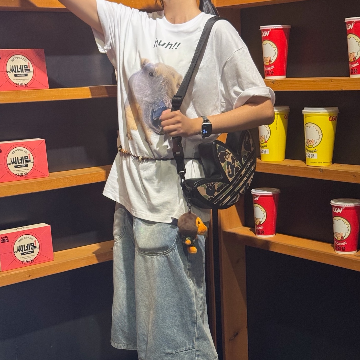 Suade Huh Tee White, Adidas x BAPE Trefoil Shoulder Bag Black 착용 스타일 - 2