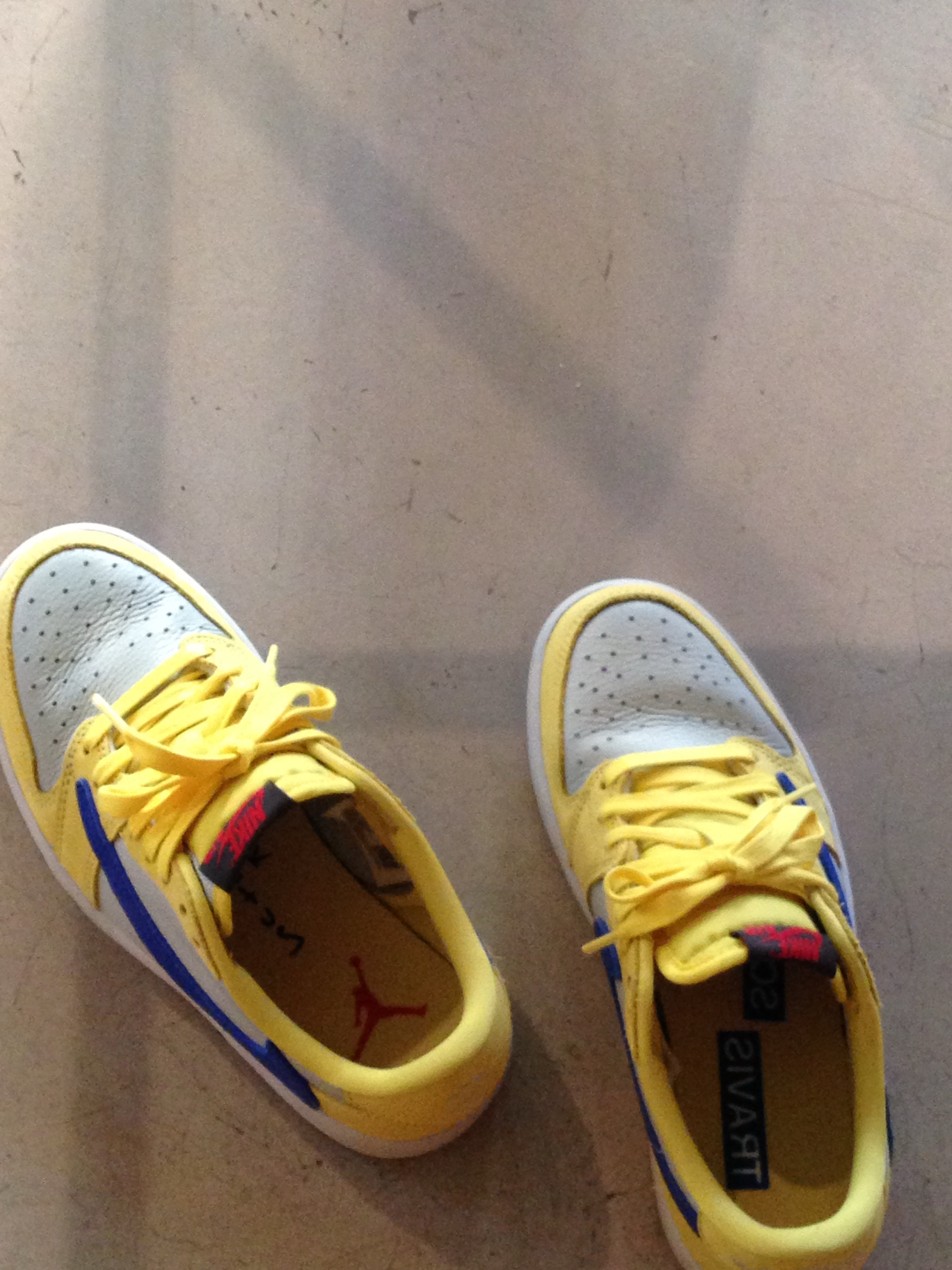 (W) Jordan 1 x Travis Scott Retro Low OG SP Canary 착용 스타일 - 4