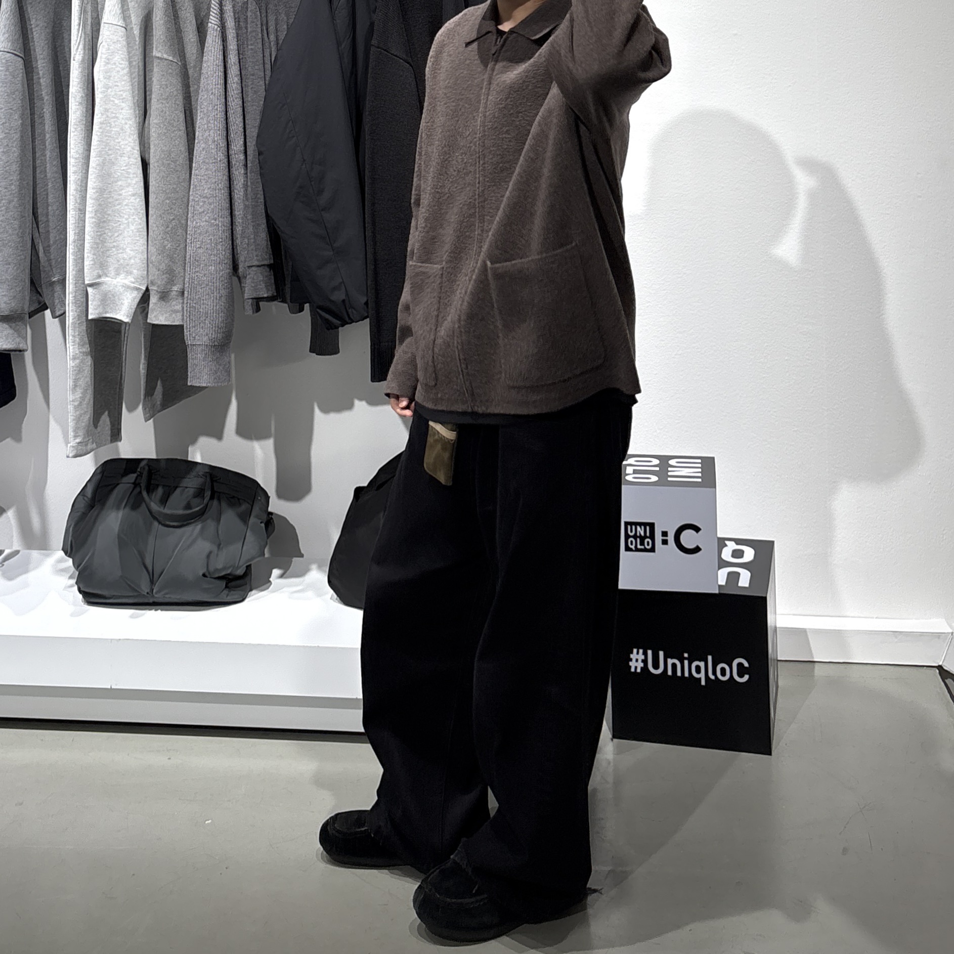 Hatchingroom x SURL Wide Curve Jeans Washed Crinkle Black 착용 스타일