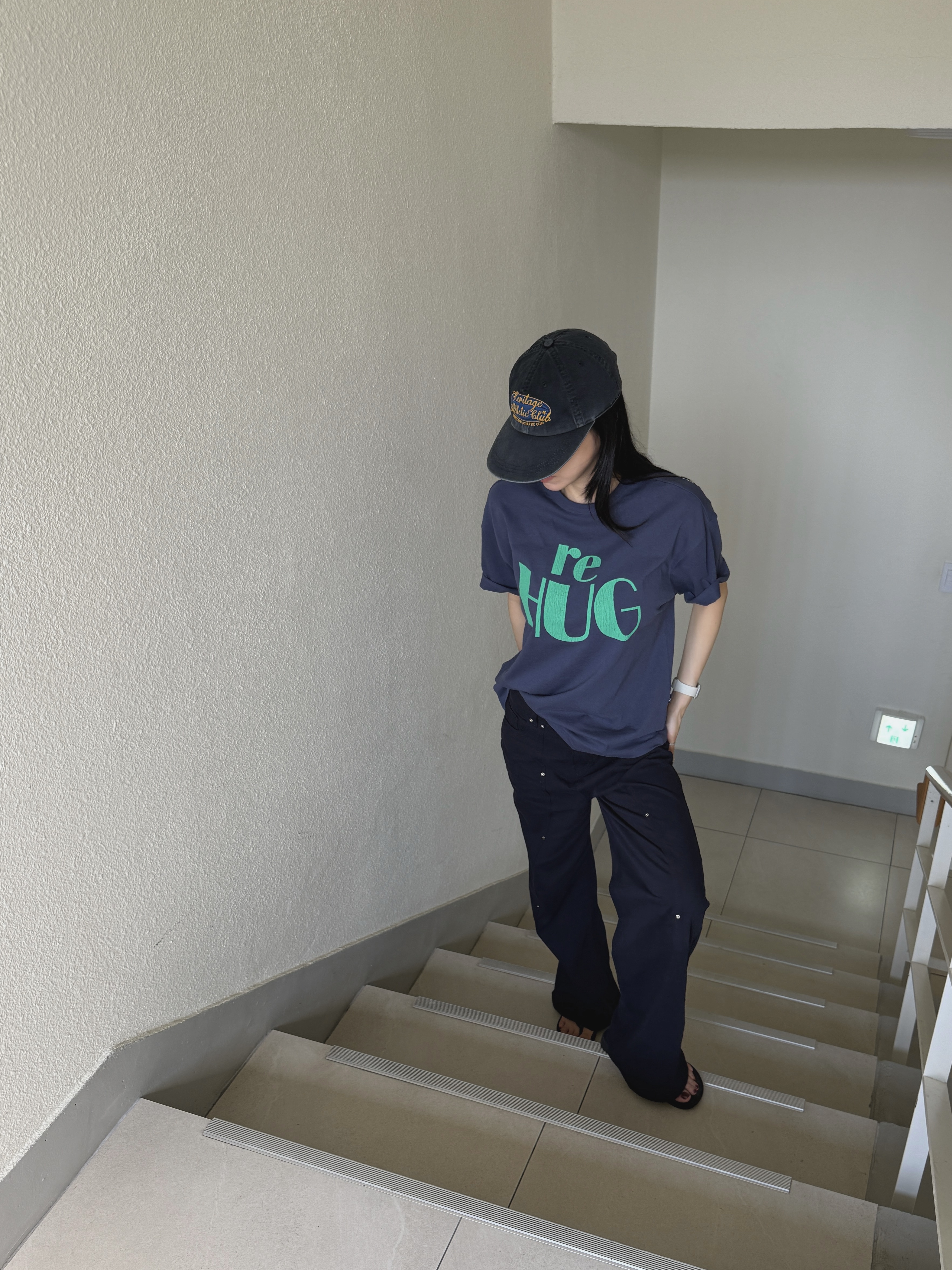 UNIVERSE GARMENT UNIVERSE SIGN LONG BILL WASHING CAP Charcoal Grey, UNIVERSE GARMENT RE HUG Crack T-Shirt Navy 착용 스타일 - 5