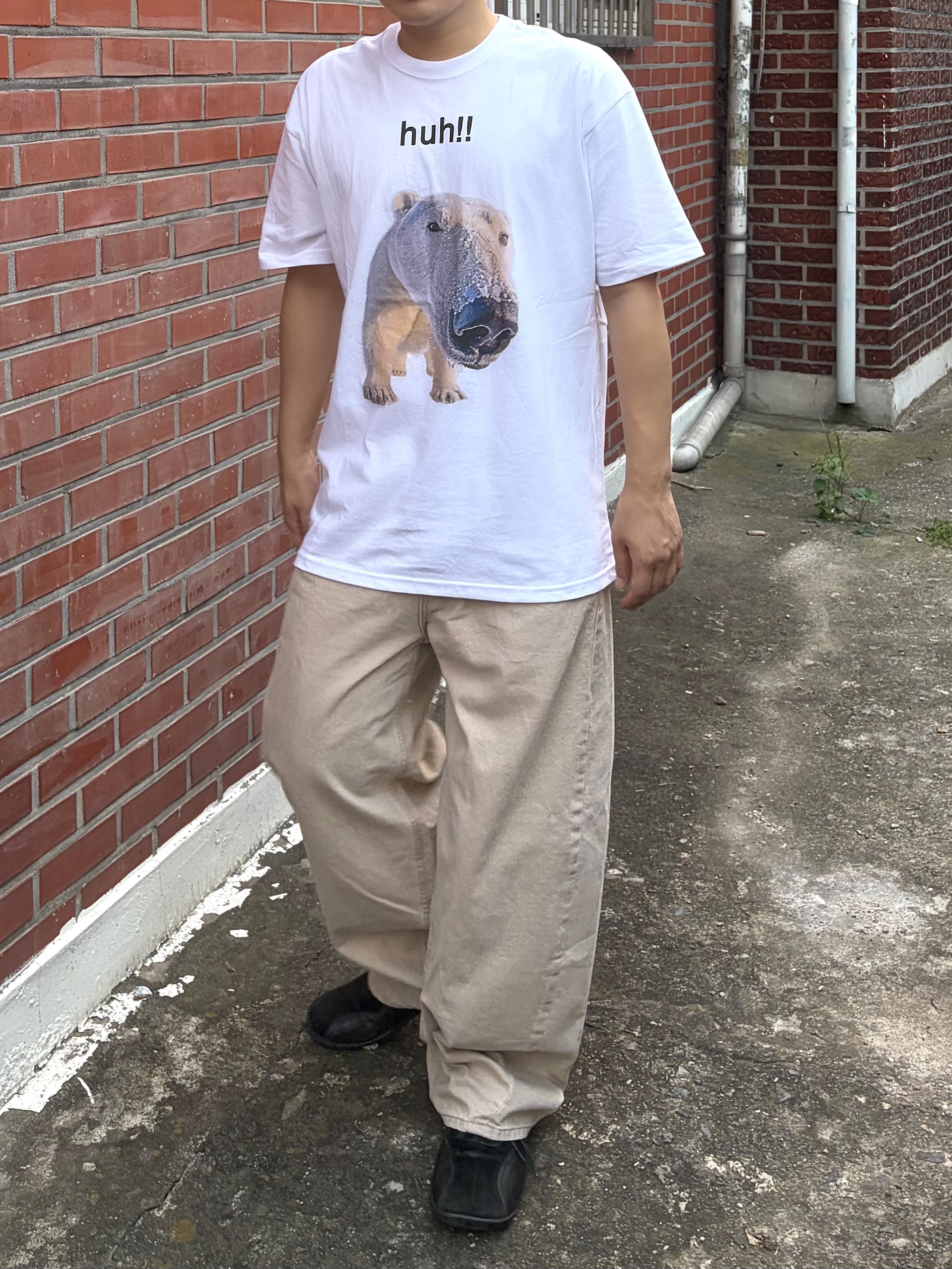 Suade Huh Tee White, noun Wide Curved Denim Pants Sand Beige 착용 스타일 - 5