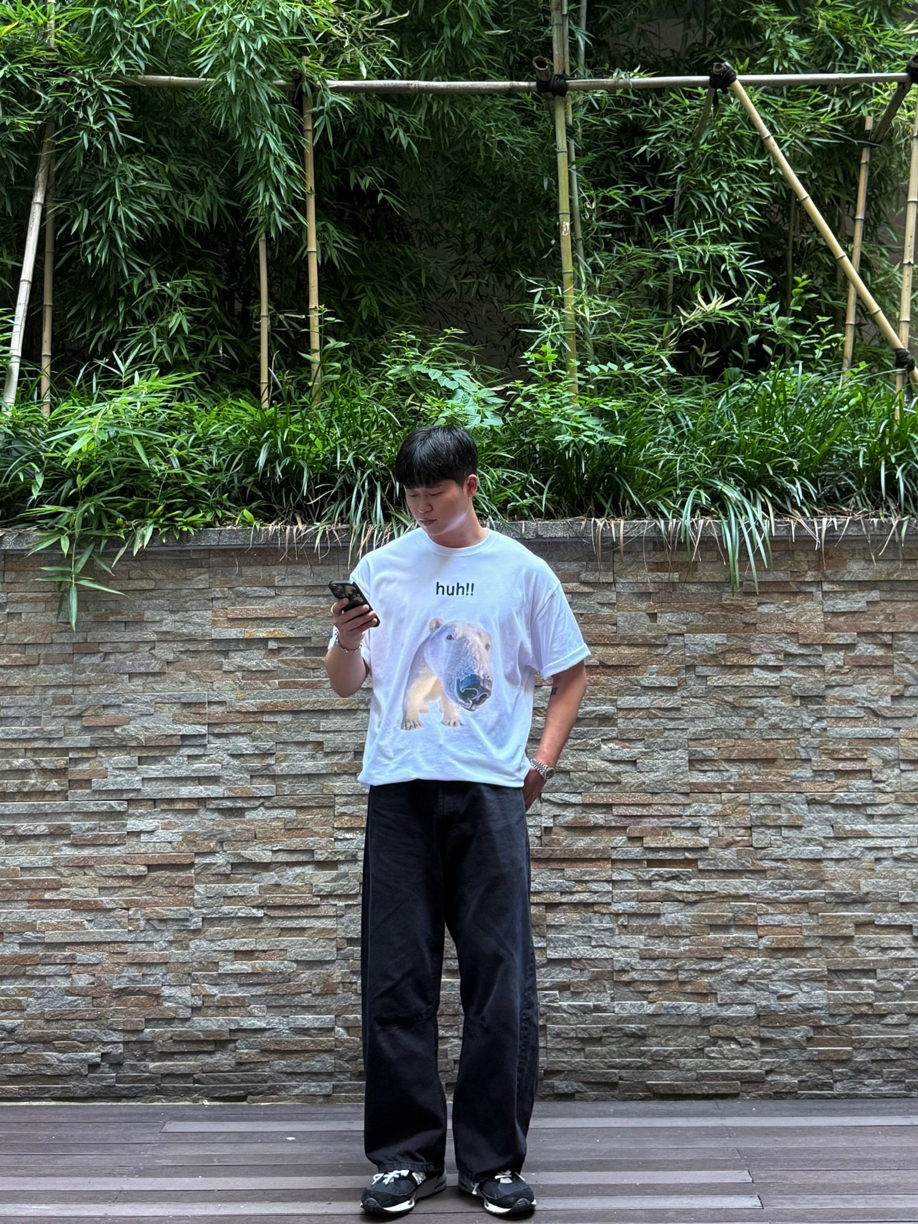 New Balance 991 Made in UK Black Silver, Suade Huh Tee White 착용 스타일 - 5