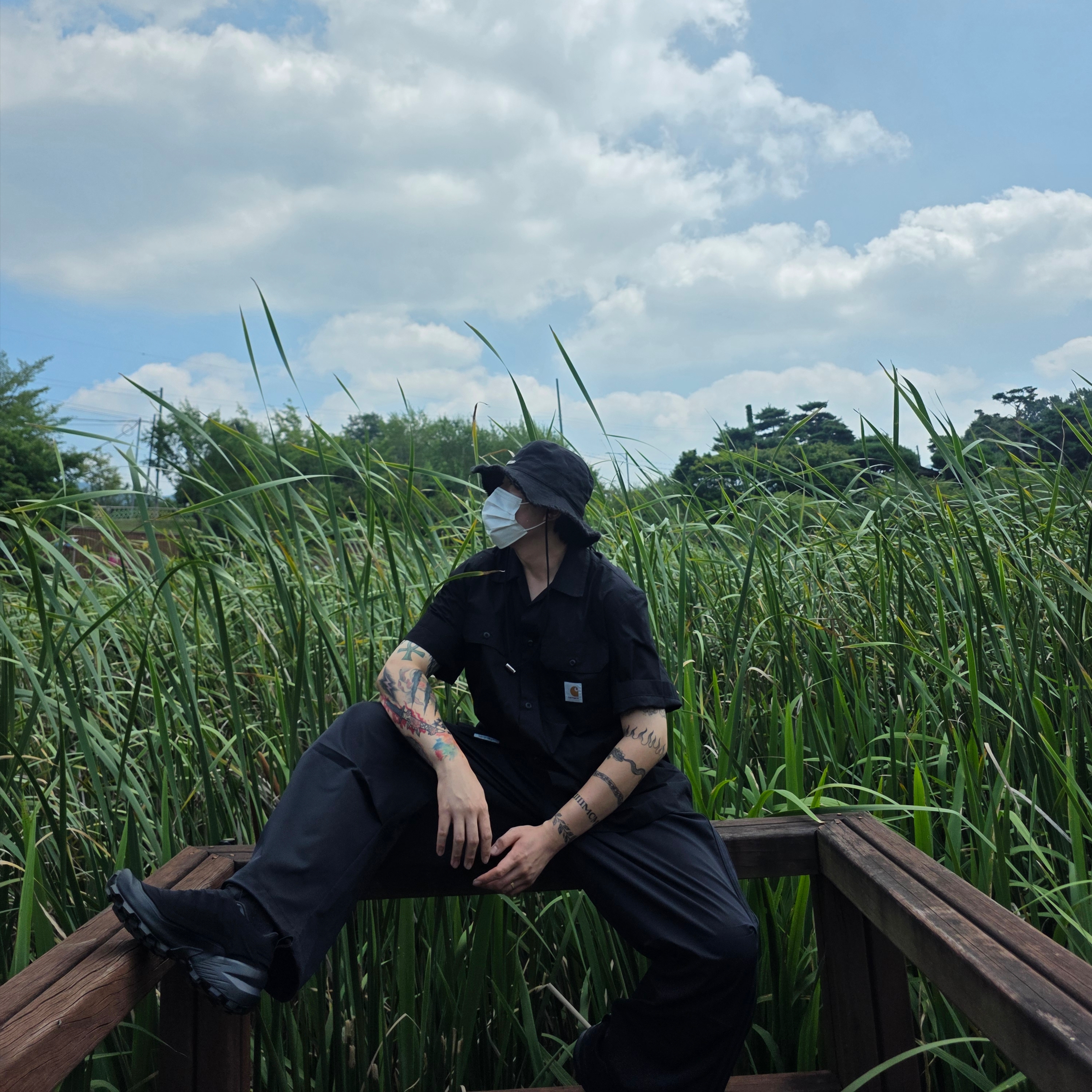 Salomon x MM6 Maison Margiela Cross Dust Black Asphalt, Carhartt WIP Craft Short Sleeve Shirt Black 착용 스타일 - 2