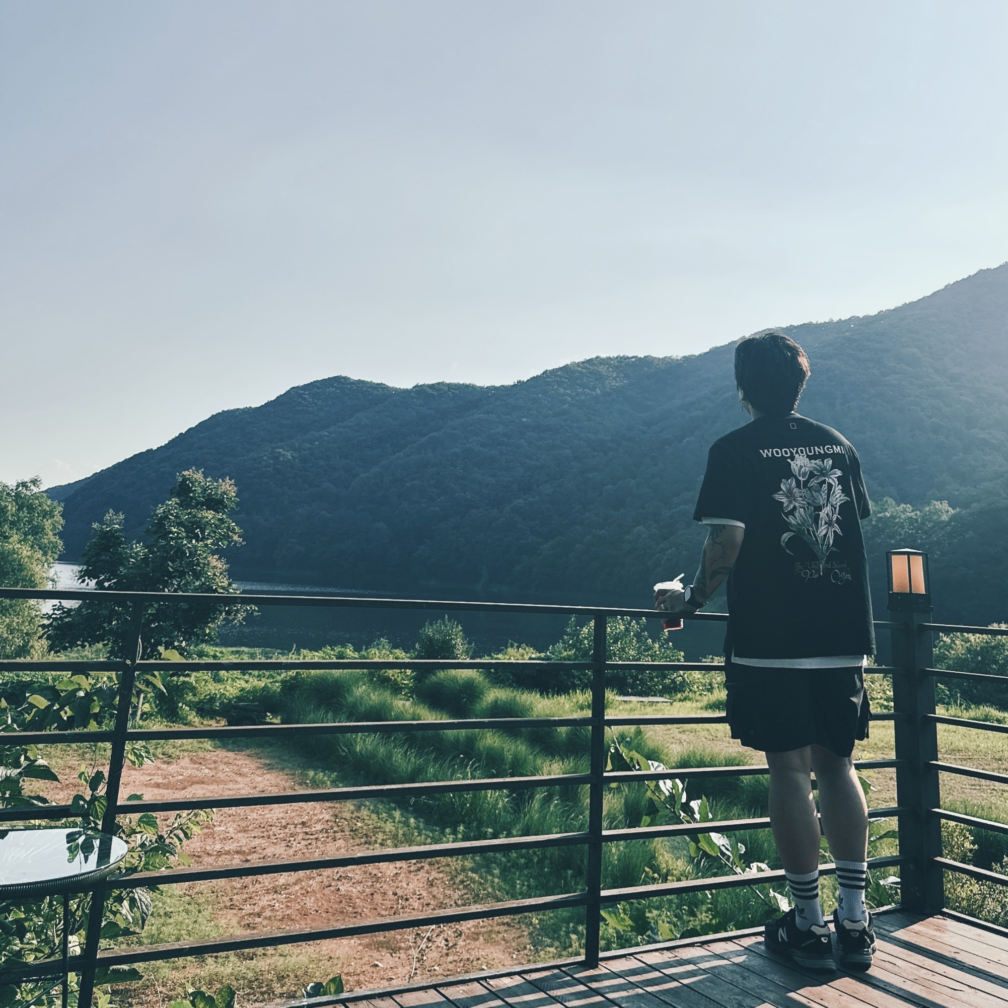 Wooyoungmi Flower Back Logo T-Shirt Black - 24SS 착용 스타일 - 2