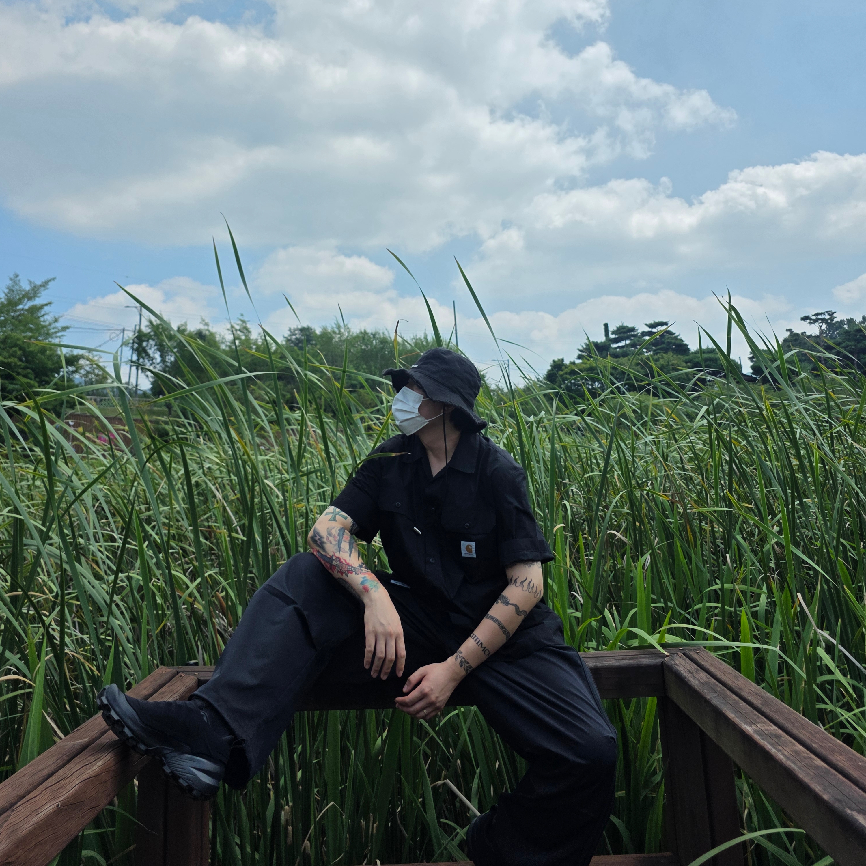 Salomon x MM6 Maison Margiela Cross Dust Black Asphalt, Carhartt WIP Craft Short Sleeve Shirt Black 착용 스타일 - 1
