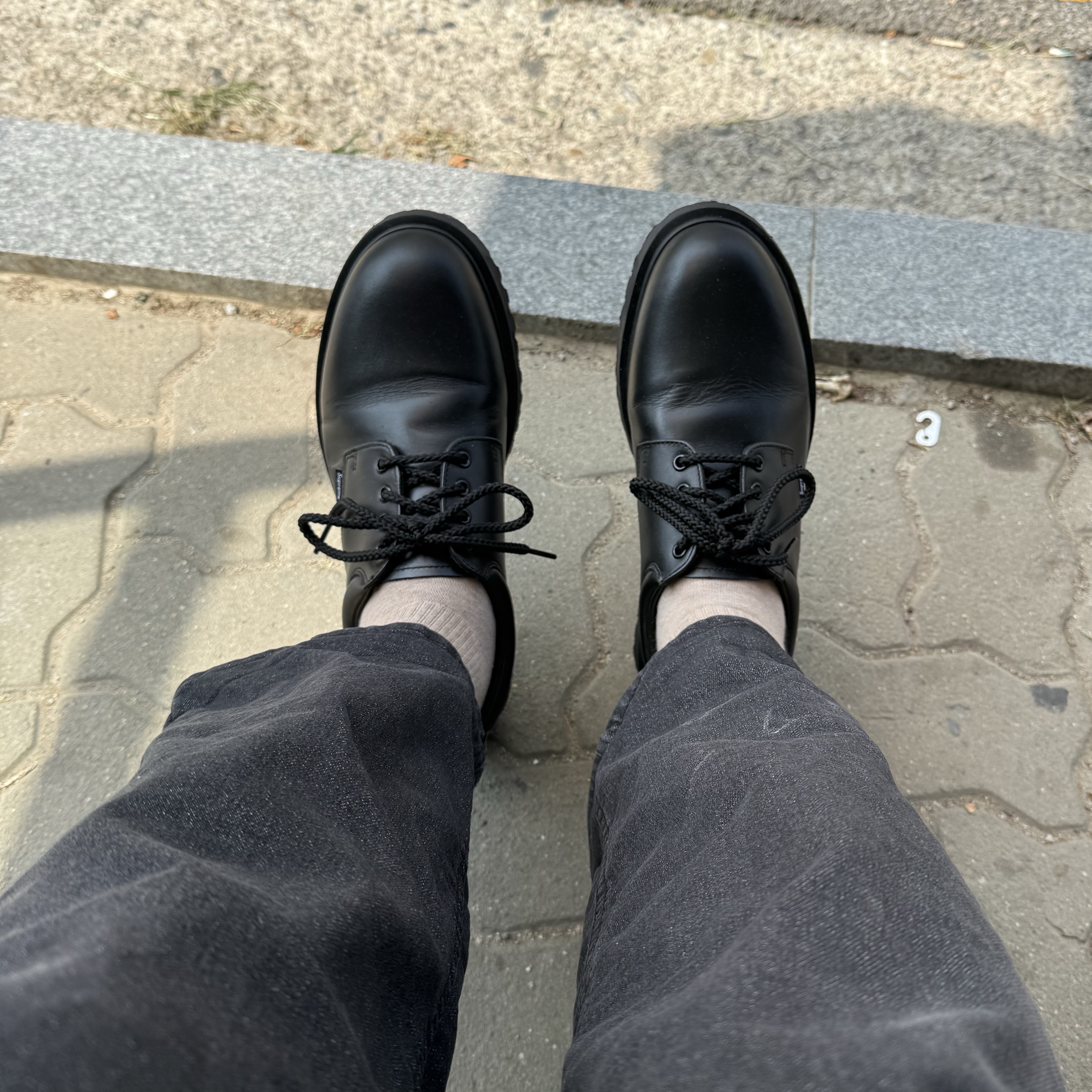 Dr. Martens x Supreme Postal Supreme 4-Eye Shoe Black - 26SS 착용 스타일 - 1