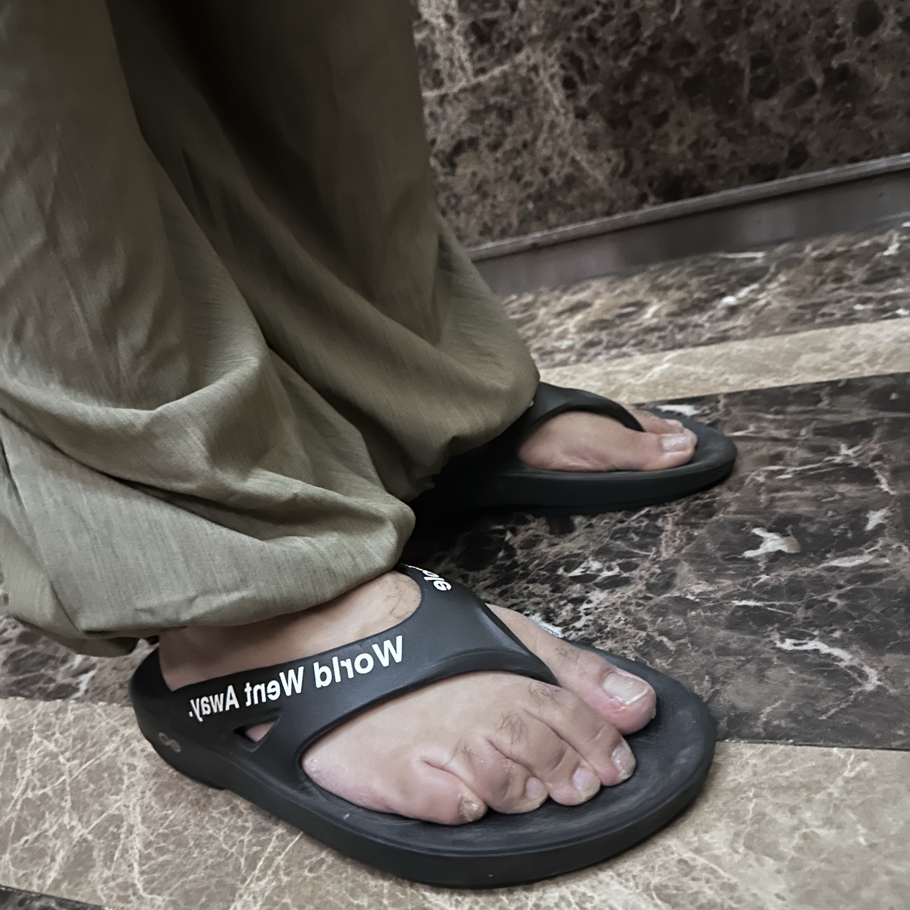Zara Bucket Bag Black, Oofos x Takahiromiyashita The Soloist The Day The Whole World Went Away Flip-Flop Black 착용 스타일 - 4