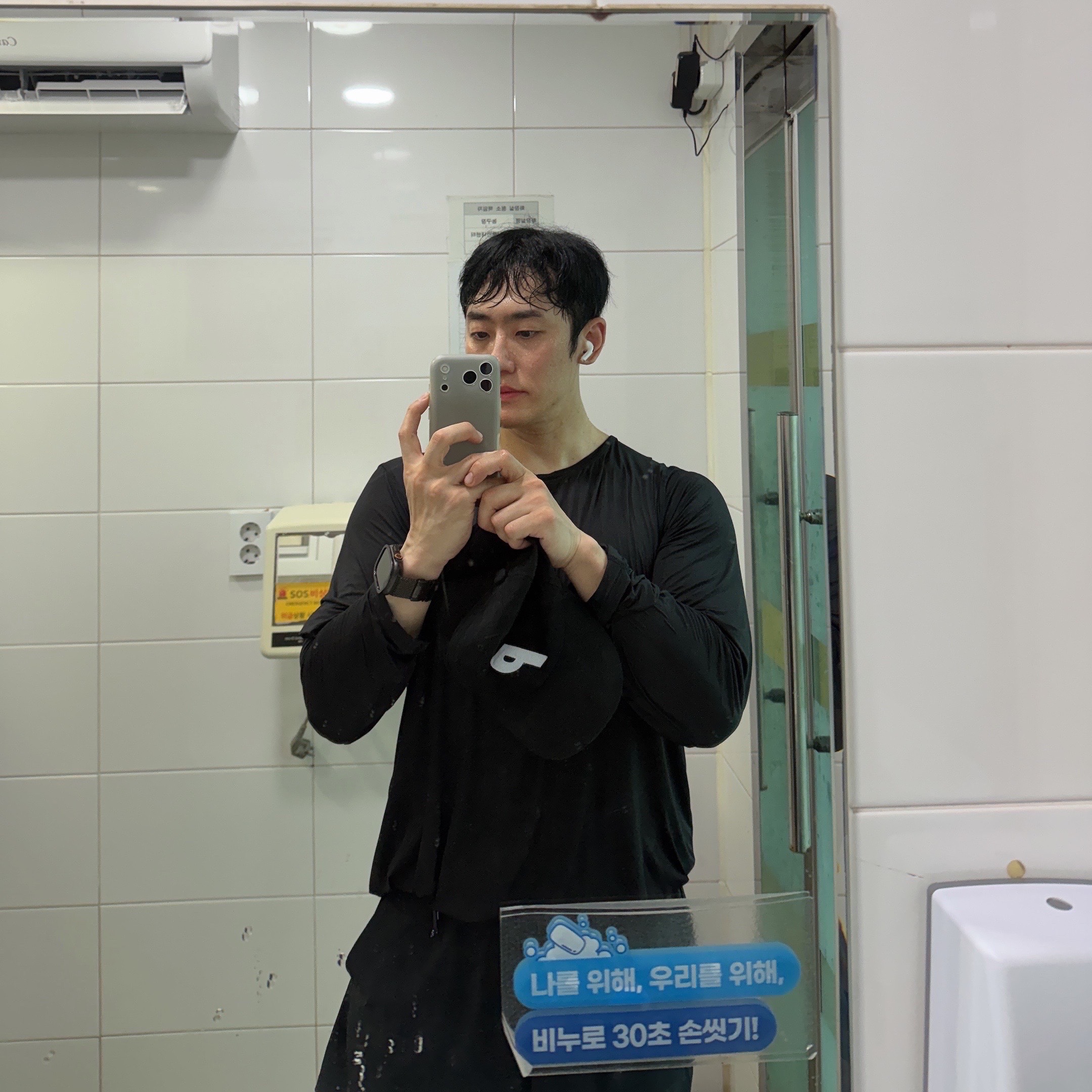 District Vision Ultralight Aloe Long Sleeve T-Shirt Black Wordmark, Palace P 6-Panel Black 착용 스타일 - 2
