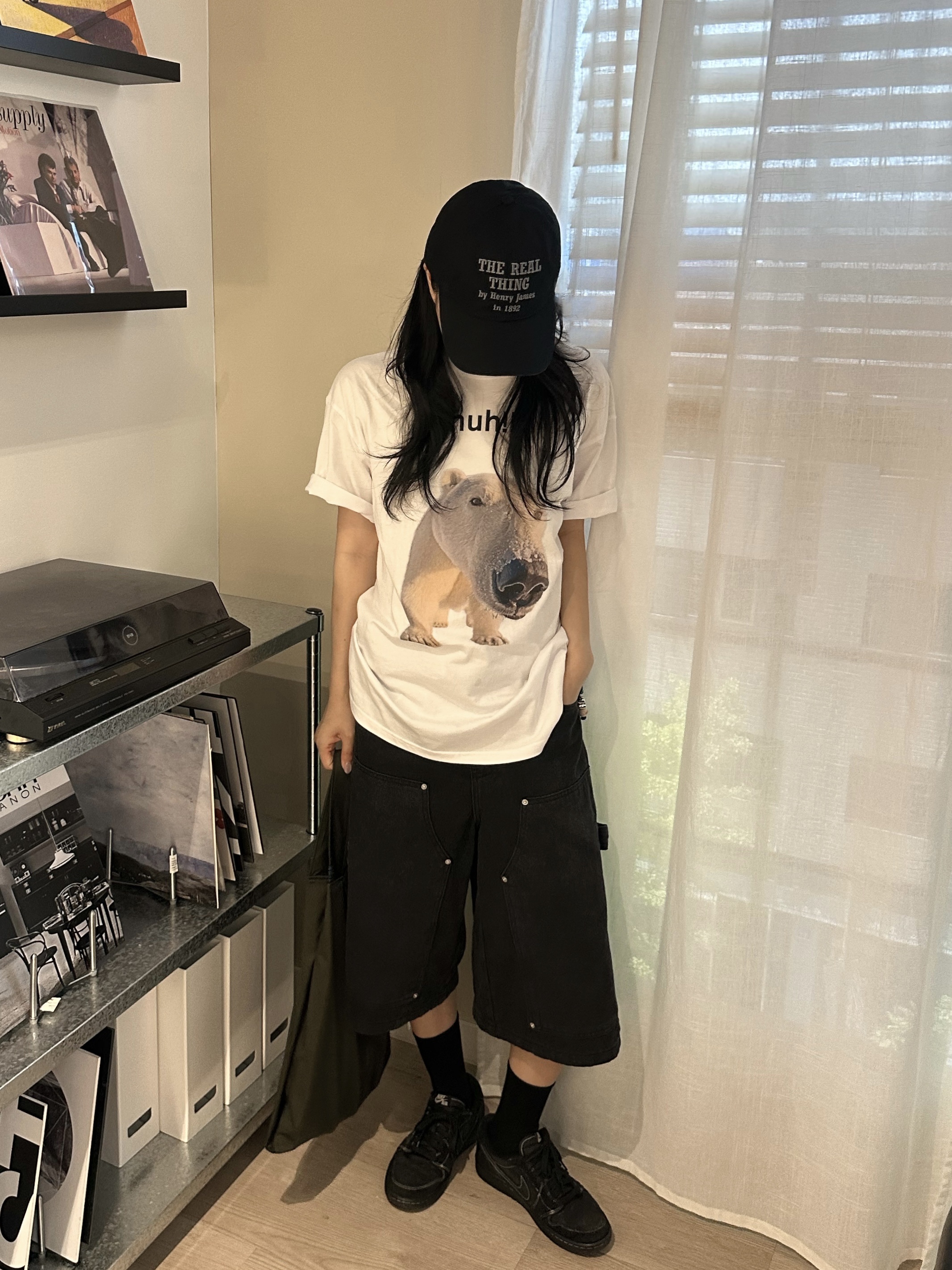 Suade Huh Tee White 착용 스타일 - 1