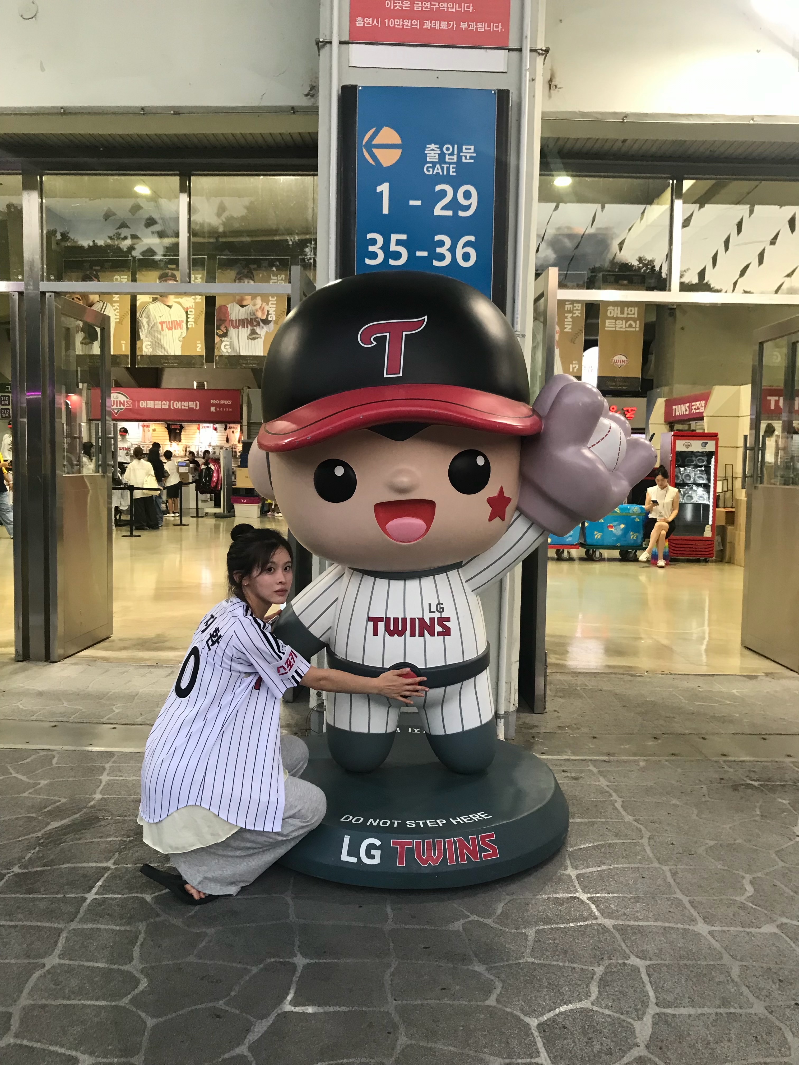 LG Twins x Prospecs 2026 Authentic Home Uniform White (Non Marking Ver.), ARCHIES Arch Support Flip Flops Black 착용 스타일 - 2
