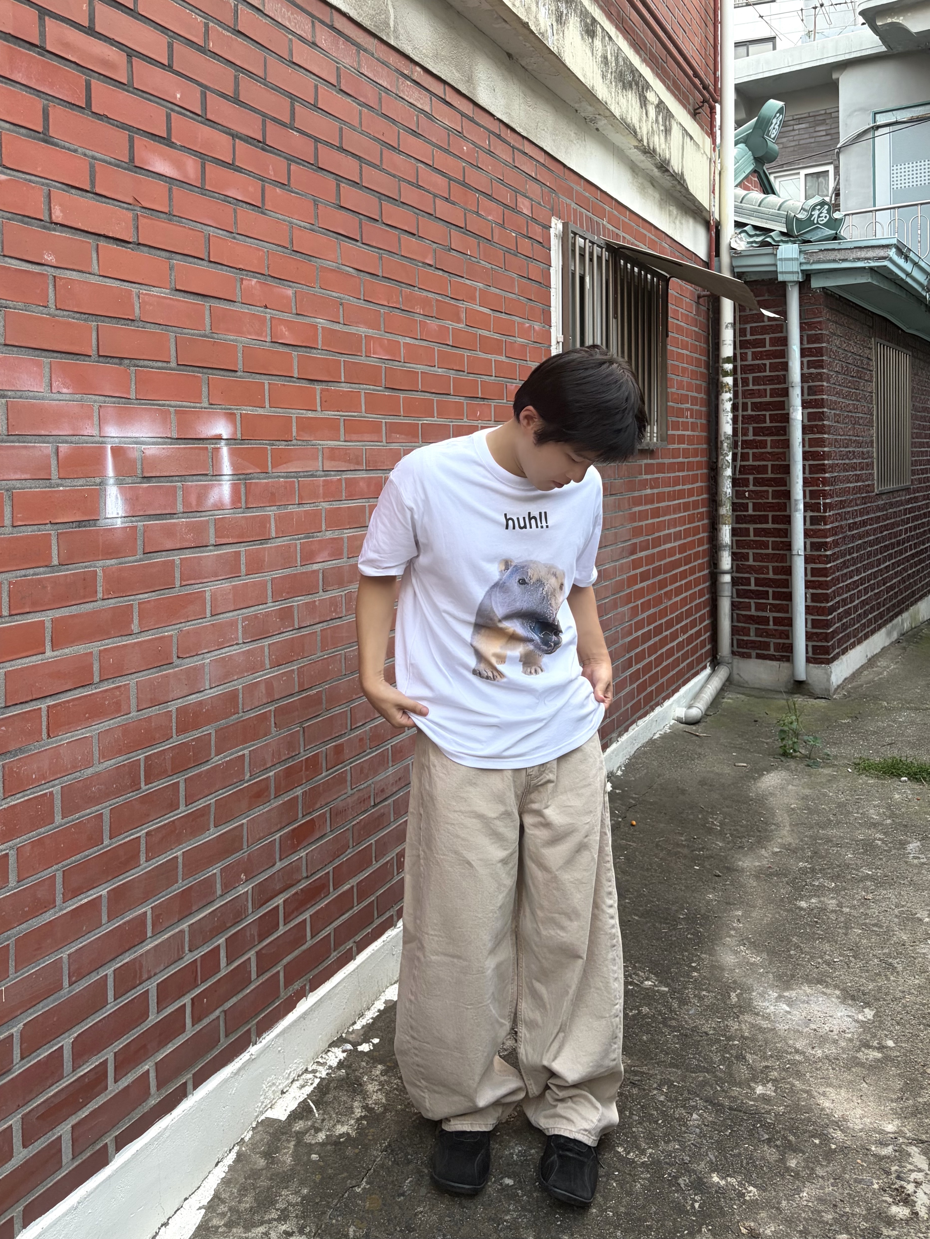 Suade Huh Tee White, noun Wide Curved Denim Pants Sand Beige 착용 스타일 - 2