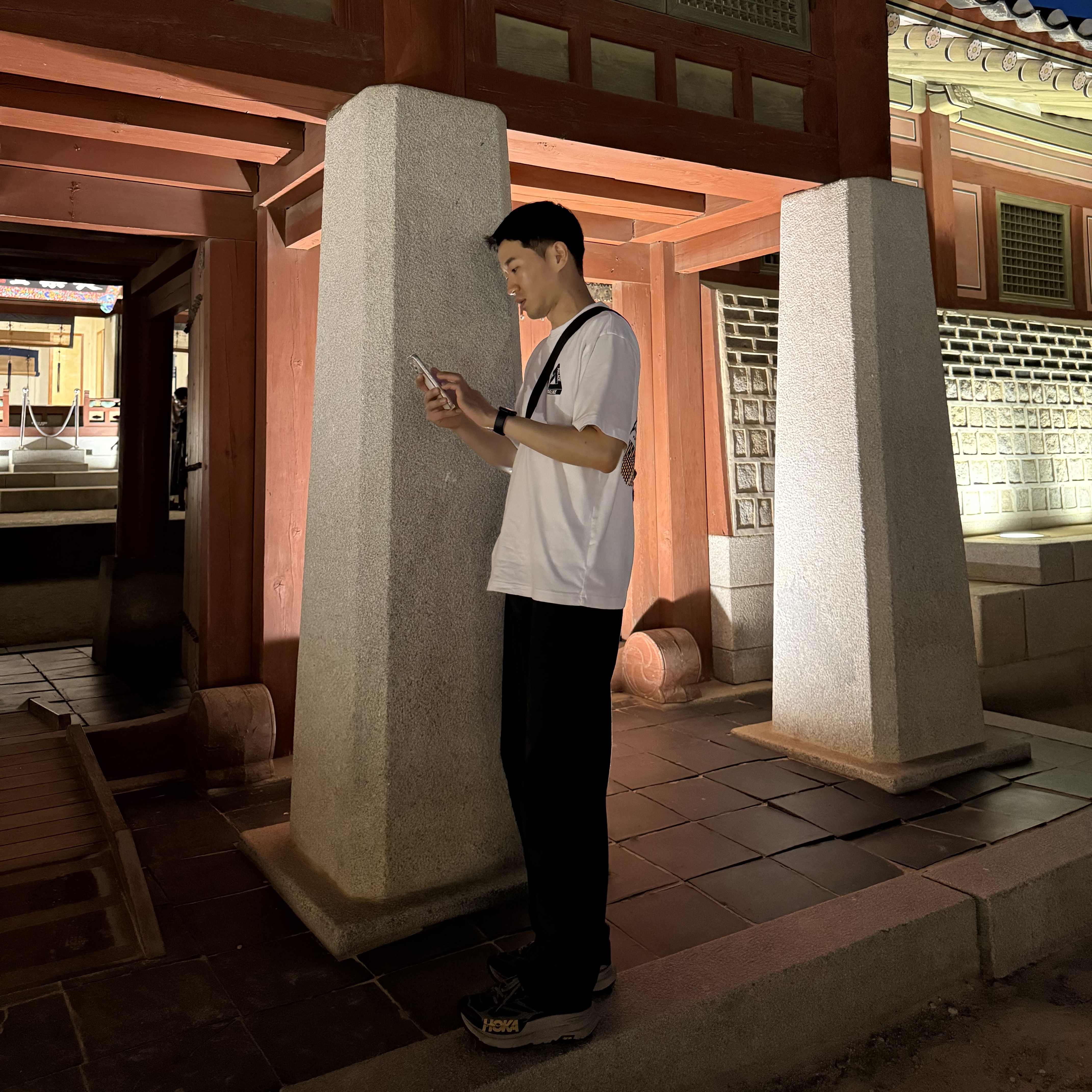 Palace Tri-Vex T-Shirt White Orange - 25SS, Balenciaga Explorer Small Embroidered Messenger Bag Black 착용 스타일 - 1