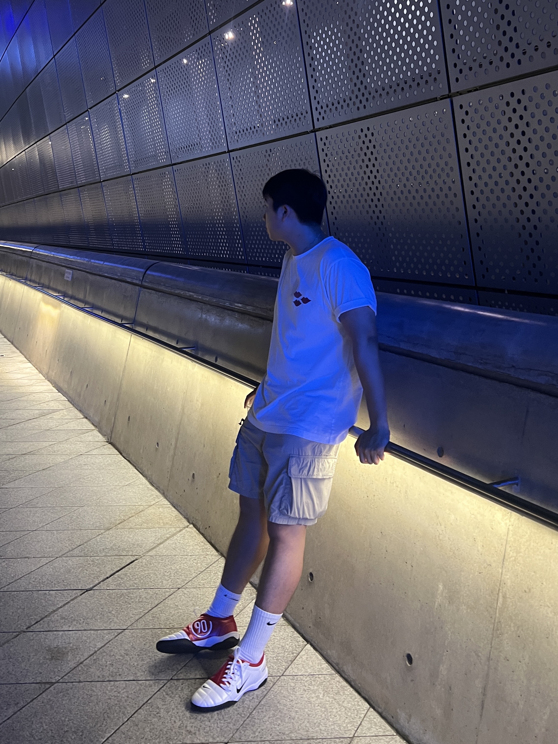 Nike Total 90 III SP White Gym Red, Uniqlo UT x Kaws x Warhol S/S Graphic T-Shirt B White 착용 스타일 - 3