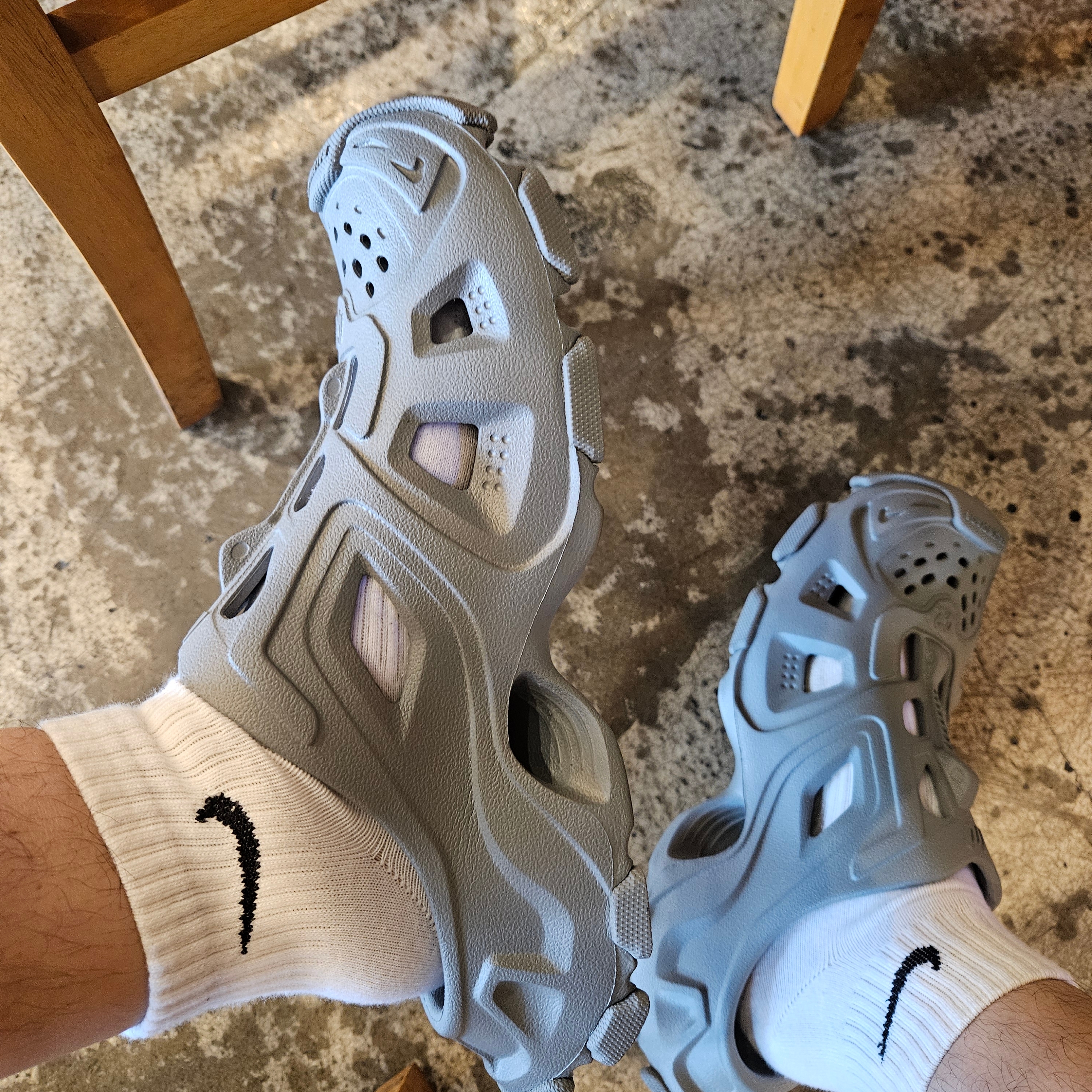 Balenciaga HD Mule Grey 착용 스타일