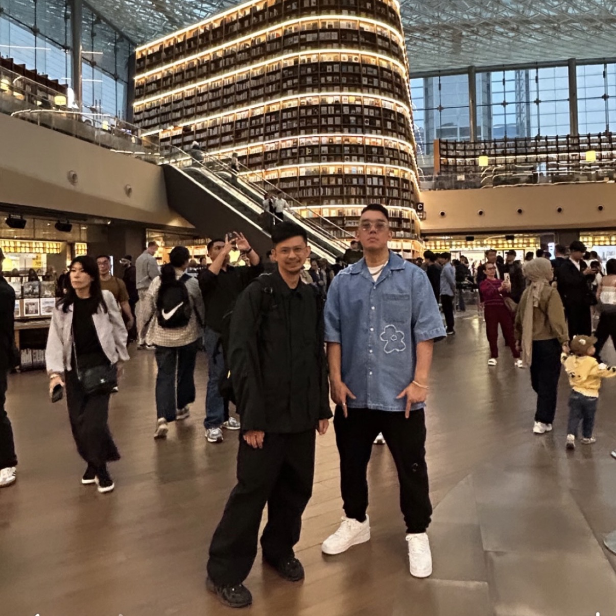 C.P. Company Stretch Satin Cargo Pants Black - 21FW, Louis Vuitton x Nike Air Force 1 Low by Virgil Abloh White 착용 스타일
