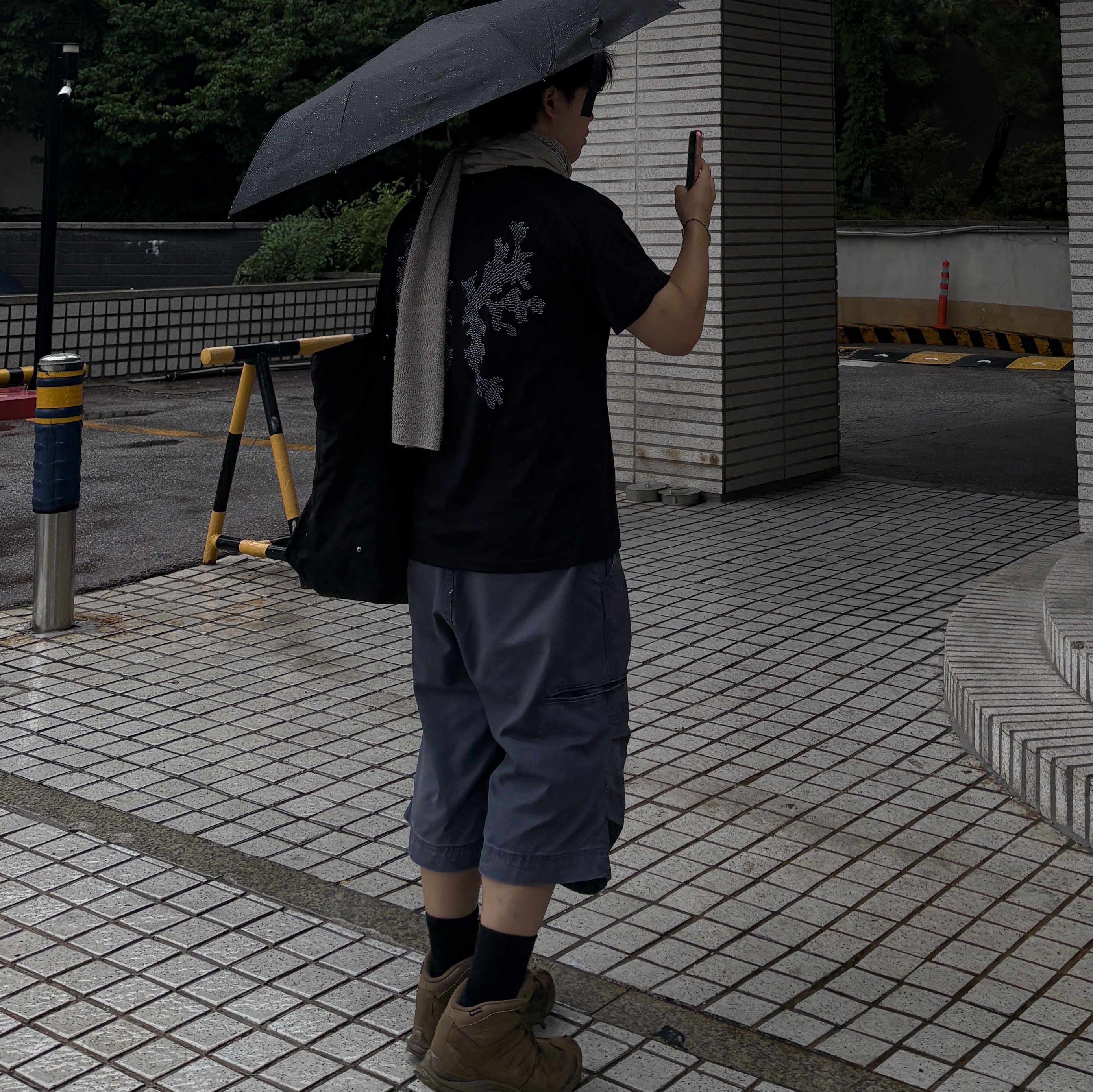 IGNOTA Core:14 Vein Scarf Warm Grey, Salomon XA Forces Mid Gore-Tex Coyote Brown 착용 스타일 - 3