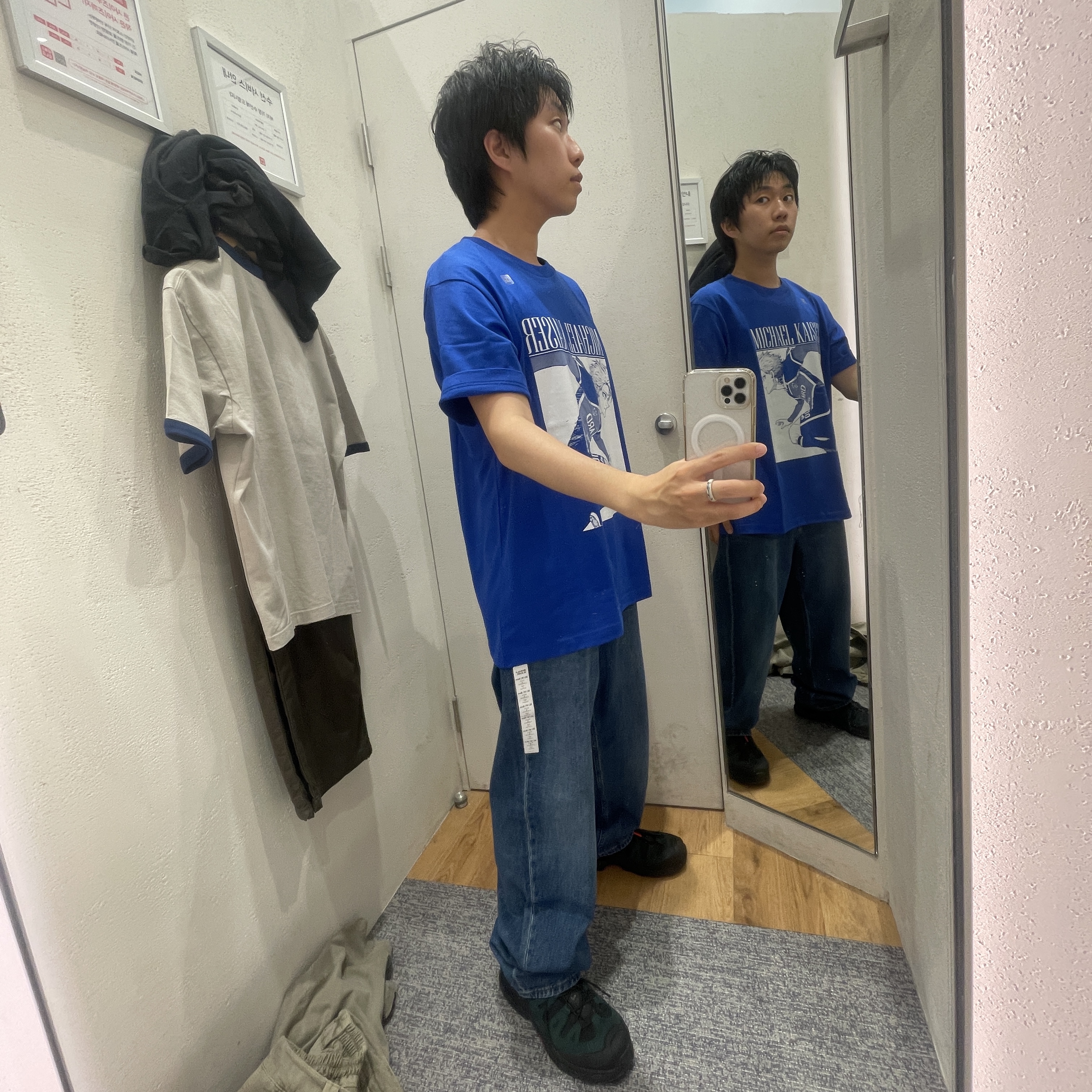 Uniqlo UT x Blue Lock T-Shirt Blue, Salomon x GR10K Quest Low 2 Black Ponderosa Pine 착용 스타일 - 1