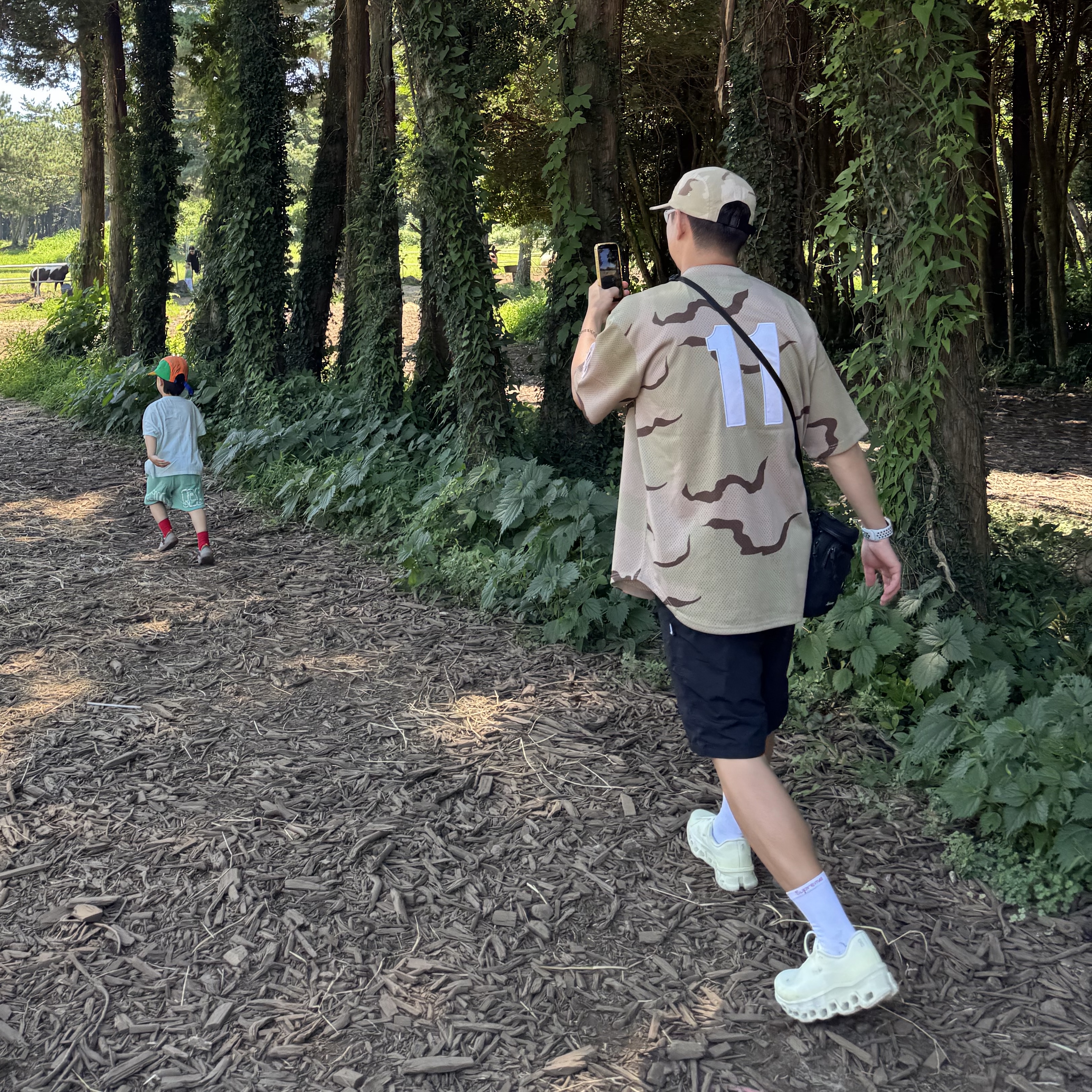 Oakley Eye Jacket Redux Matte Vapor Prizm Tungsten Polarized High Bridge Fit, Supreme Washed Chino Twill Camp Cap Desert Camo - 24SS μ°©μ© μ€νμΌ - 1