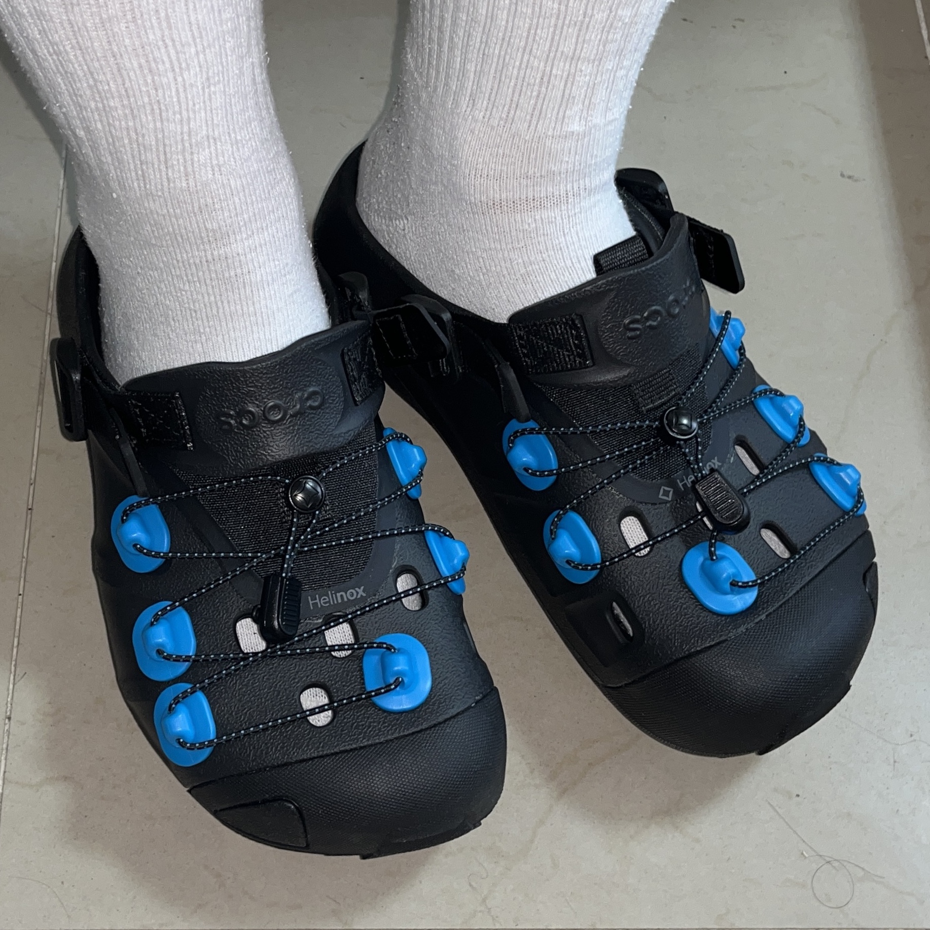 Crocs x Helinox Quick Trail Clog Black 착용 스타일