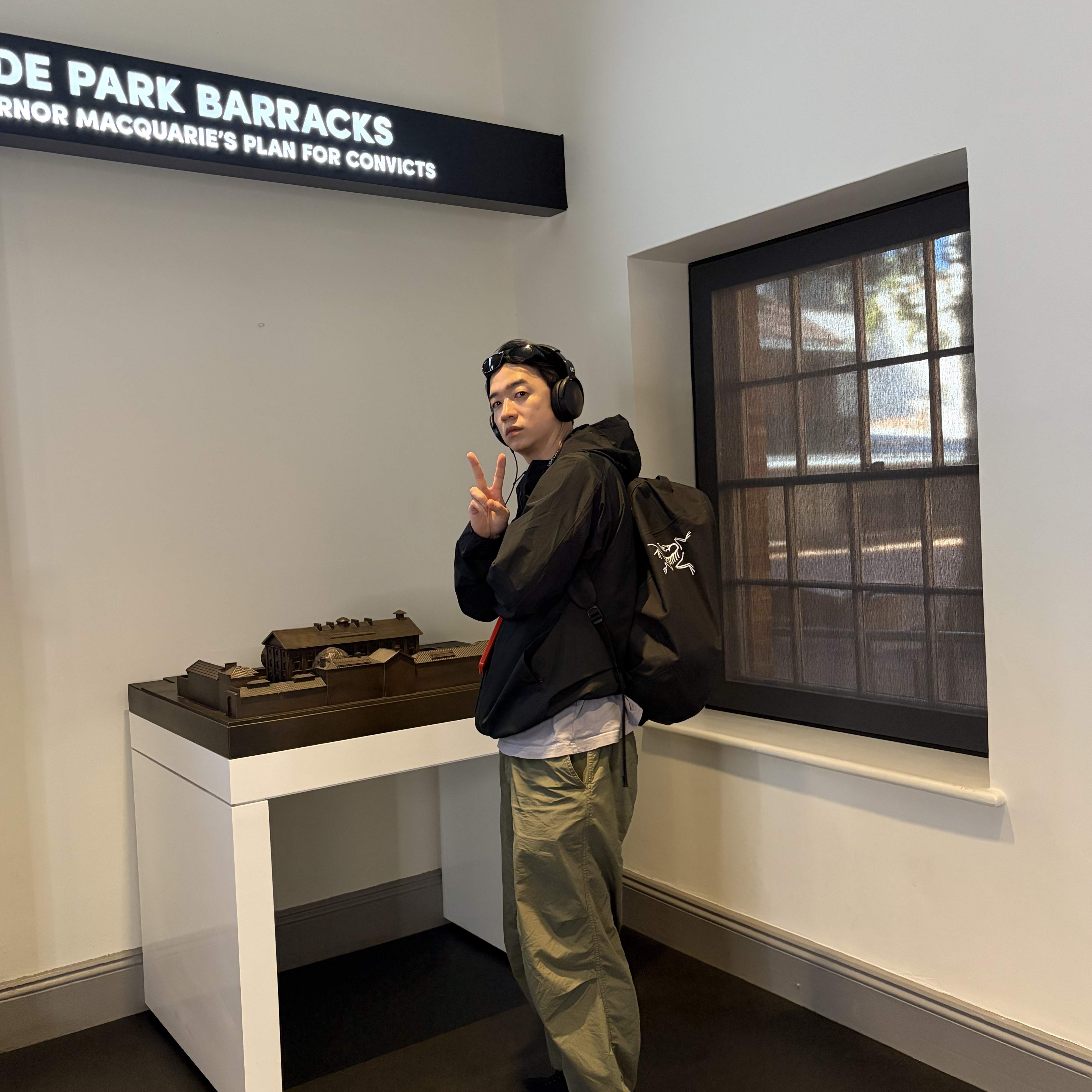 Arc'teryx Carrier 40 Duffle Black, Arc'teryx Solano Hoody Black 착용 스타일