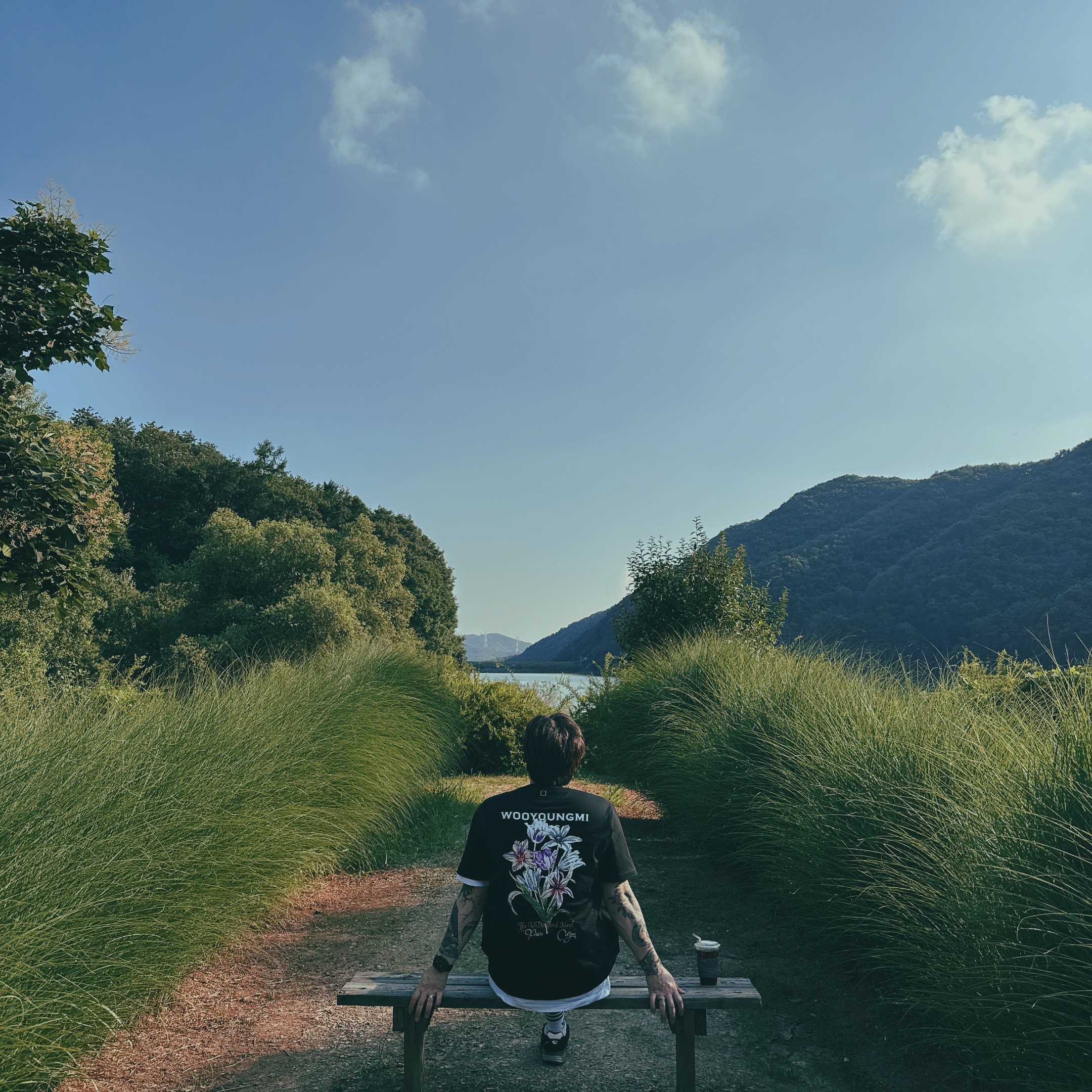 Wooyoungmi Flower Back Logo T-Shirt Black - 24SS 착용 스타일 - 1