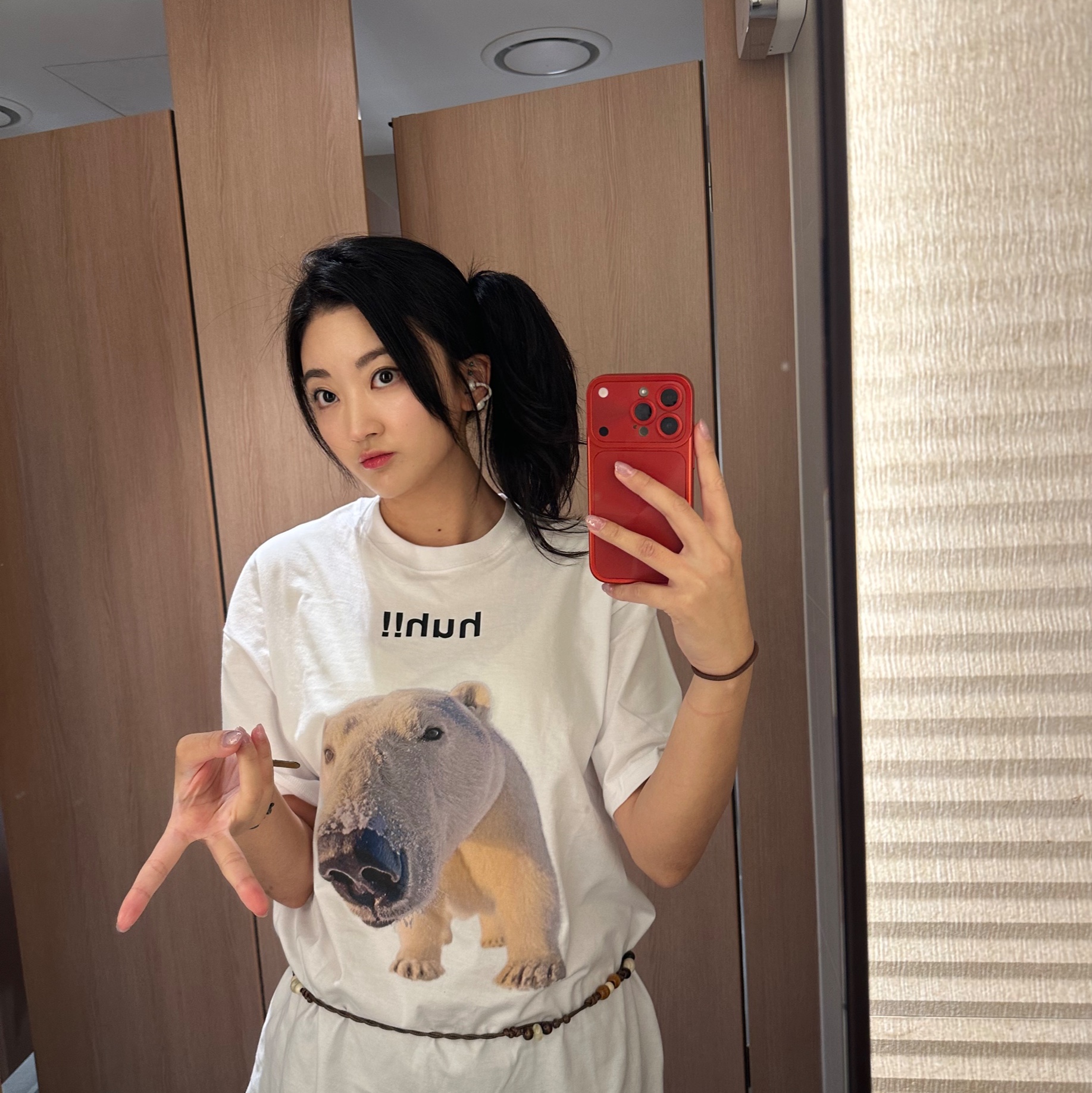 Suade Huh Tee White, Adidas x BAPE Trefoil Shoulder Bag Black 착용 스타일 - 3