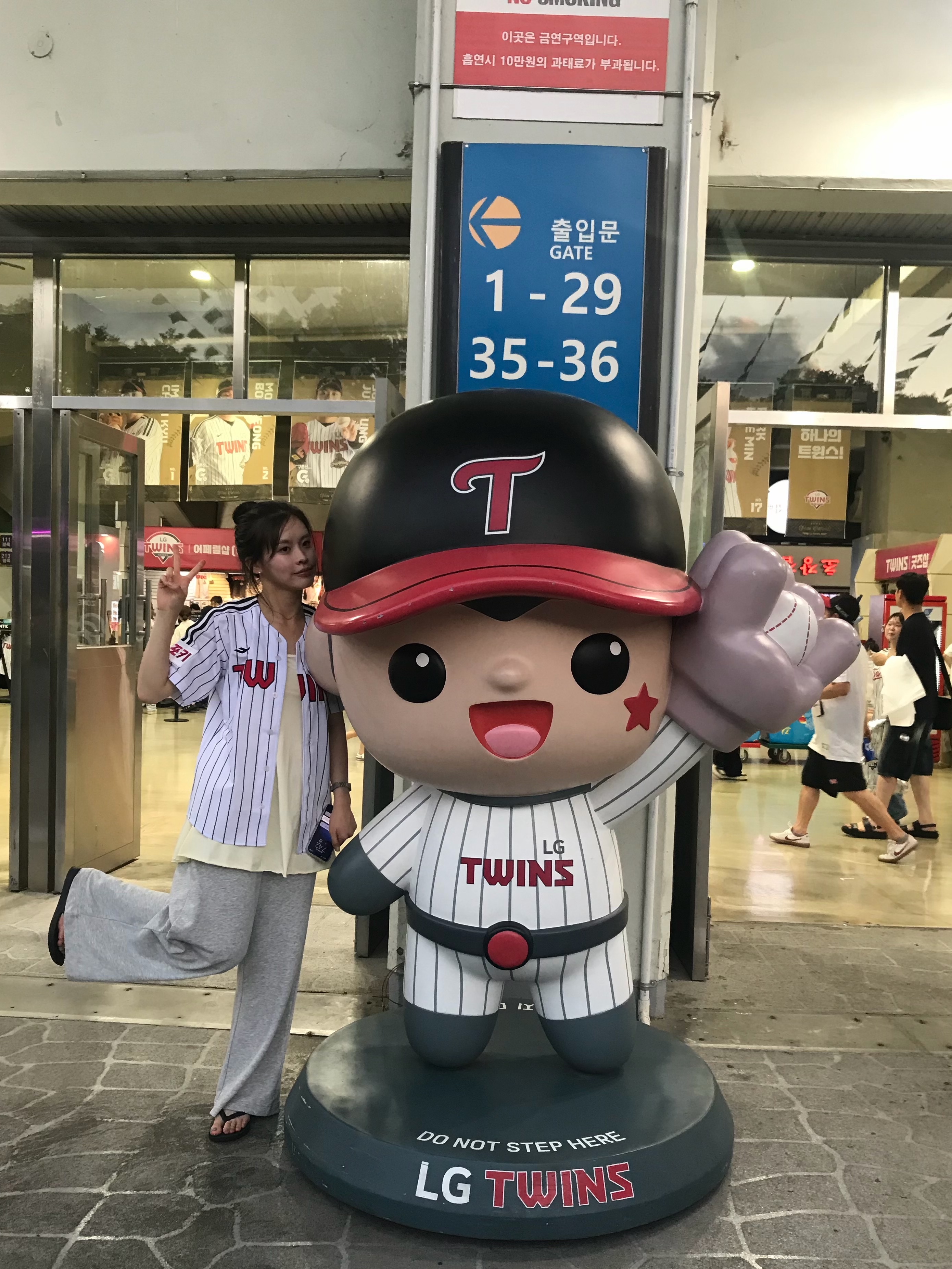 LG Twins x Prospecs 2026 Authentic Home Uniform White (Non Marking Ver.), ARCHIES Arch Support Flip Flops Black 착용 스타일 - 1